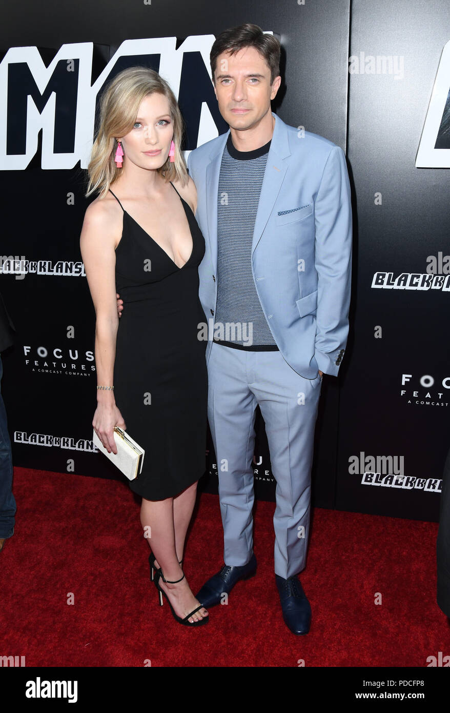 August 8, 2018 - Beverly Hills, CA, Vereinigte Staaten - 08 August 2018 - Beverly Hills, Kalifornien - Ashley Hinshaw, Topher Grace. Premiere von Focus Features''''' bei BlacKkKlansman Samuel Goldwyn Theater statt. Photo Credit: Birdie Thompson/AdMedia (Credit Bild: © Birdie Thompson/AdMedia über ZUMA Draht) Stockfoto