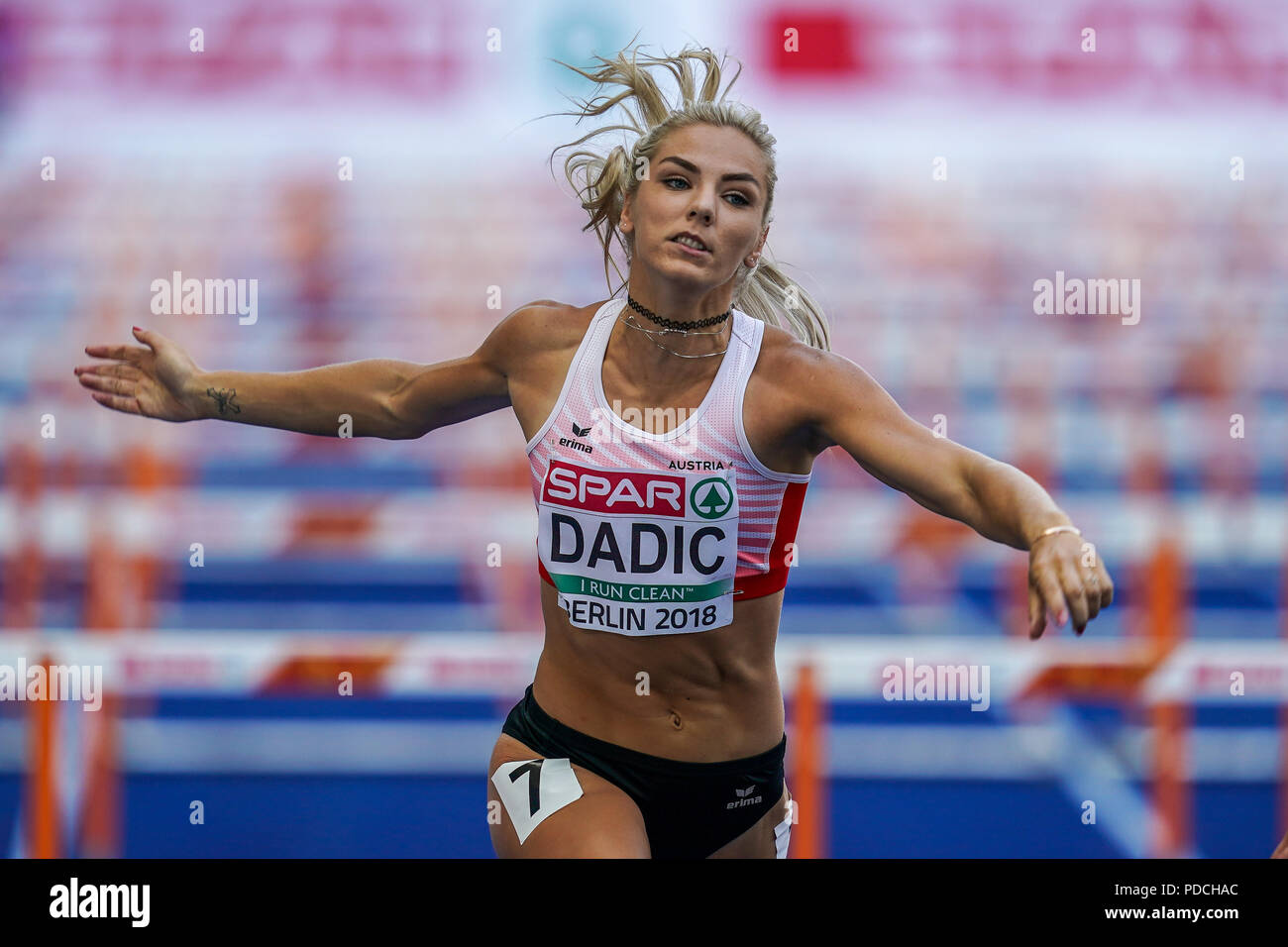 August 9, 2018: Ivona Dadic von Österreich und Xénia KrizsÃ¡n von Ungarn  während 100 Meter Hürden für Frauen als Teil der Heptatlon im  Olympiastadion in Berlin bei der Leichtathletik-WM. Ulrik Pedersen/CSM  Stockfotografie -