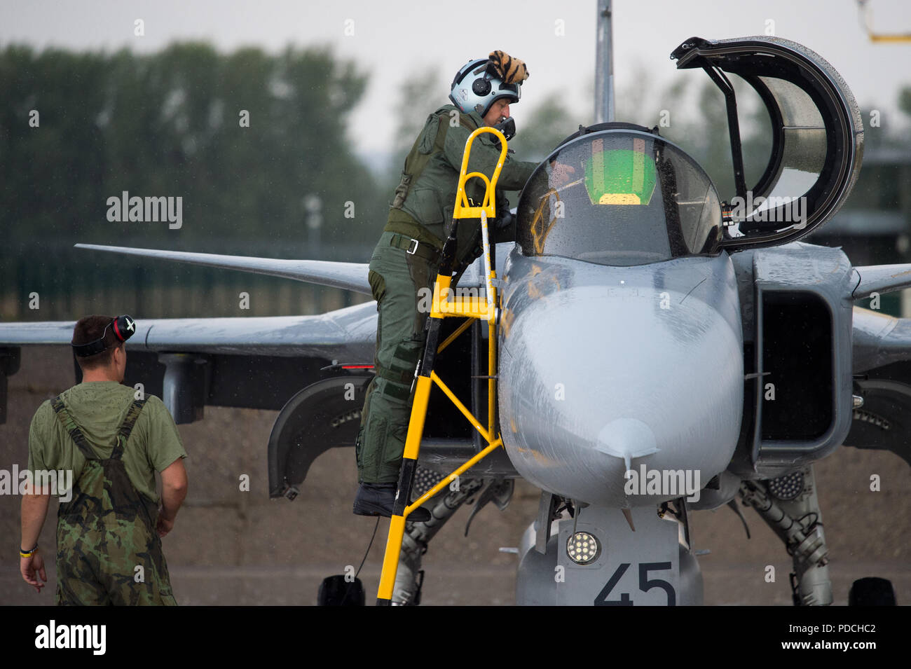 Ein JAS-39 Gripen Kampfflugzeuge der Tschechischen Luftwaffe bereitet von Air Base in Caslav zu starten, der Tschechischen Republik, am 8. August 2018, zu einer Eskorte für eine besondere militärische Flugzeuge mit Überreste von drei tschechischen Soldaten in Afghanistan getötet wurde. Drei tschechischen Soldaten starben bei einem Angriff von einem selbstmordattentäter am 5. August 2018, wenn die Patrouillen in der Nähe der Bagram Basis in der Provinz Parvan in Afghanistan um 3:50 MESZ. (CTK Photo/Josef Vostarek) Stockfoto