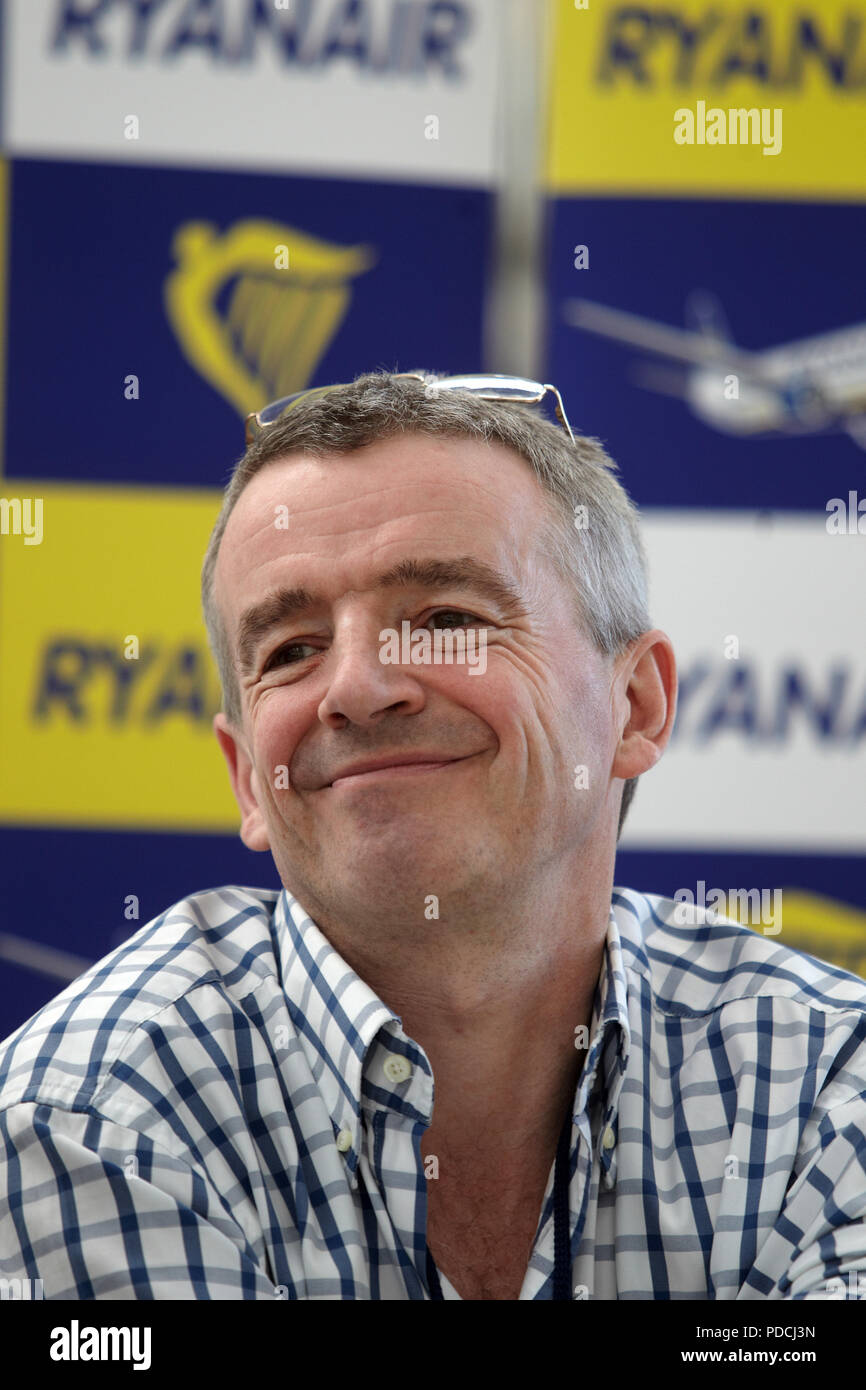 Das Bild zeigt die Vorsitzender des Vorstands der Irischen Low-Cost-Airline Ryanair, Michael O'Leary bei einer Pressekonferenz auf dem Flughafen Hahn in Lautzenhausen, Deutschland am 23. März 2011. Die Kosten für die Maintenance Hangar waren 25 Millionen Euro und die Wartung der 267 Ryainair Flugzeuge werden 200 neue Arbeitsplätze schaffen. Foto: THOMAS FREY | Verwendung weltweit Stockfoto