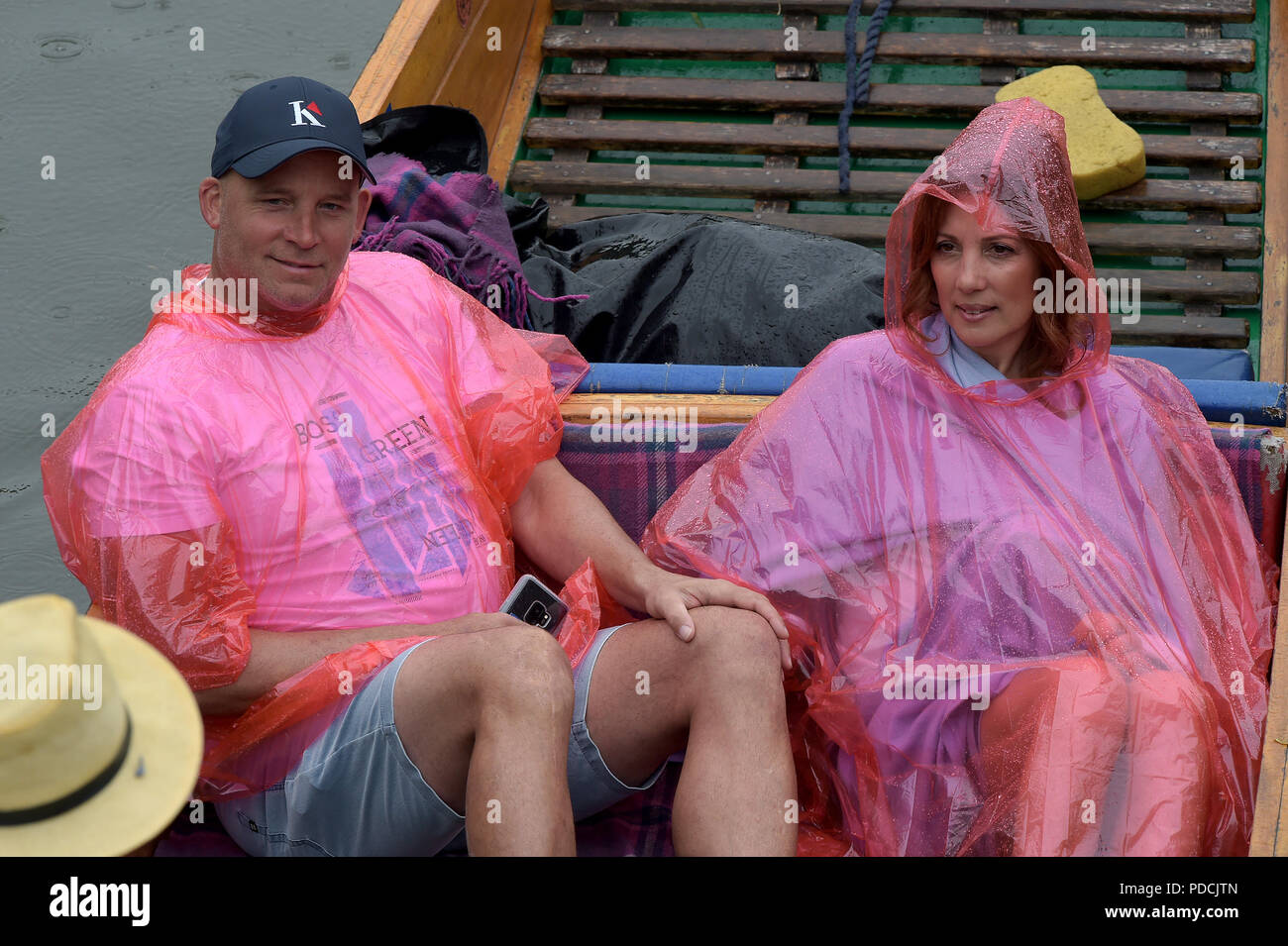 Cambridge, Großbritannien. 9. August 2018. Starker Regen nicht die Laune der Besucher nach Cambridge dämpfen als Sie stocherkähne auf dem Fluss Cam und Stadtrundgänge Credit: MARTIN DALTON/Alamy Live News Stockfoto