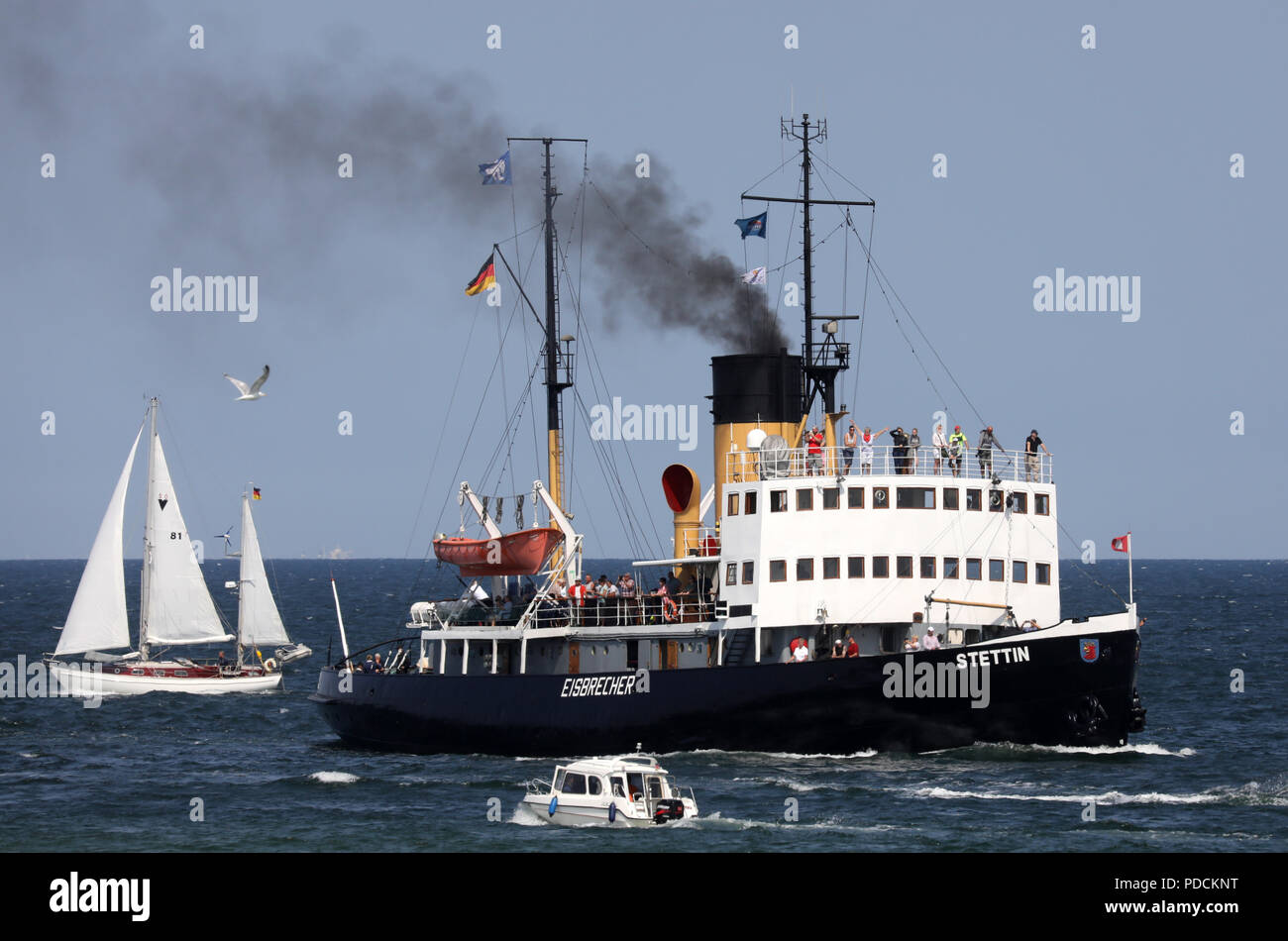 Warnemünde, Deutschland. 09 Aug, 2018. Der Dampf icebreaker tettin' ist auf dem Weg zu einer ersten Reise bei der Hanse Sail an der Ostsee. Das maritime Spektakel ist offiziell in den Nachmittag geöffnet. (Auf '28. Hanse Sail wird geöffnet werden - größte Segler der Welt" vom 09.08.2018) Credit: Bernd Wüstneck/dpa/Alamy leben Nachrichten Stockfoto