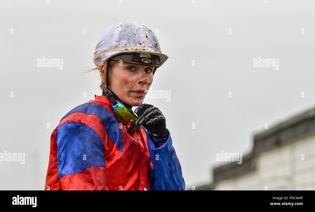 Brighton, UK. 9 Aug, 2018. Jockey Poppy Bridgewater sieht recht schlammig nach der Zeit der Medici im Brighton Rennen Marathonbet Sommerfest der Racing Ladies Day treffen heute: Simon Dack/Alamy leben Nachrichten Stockfoto