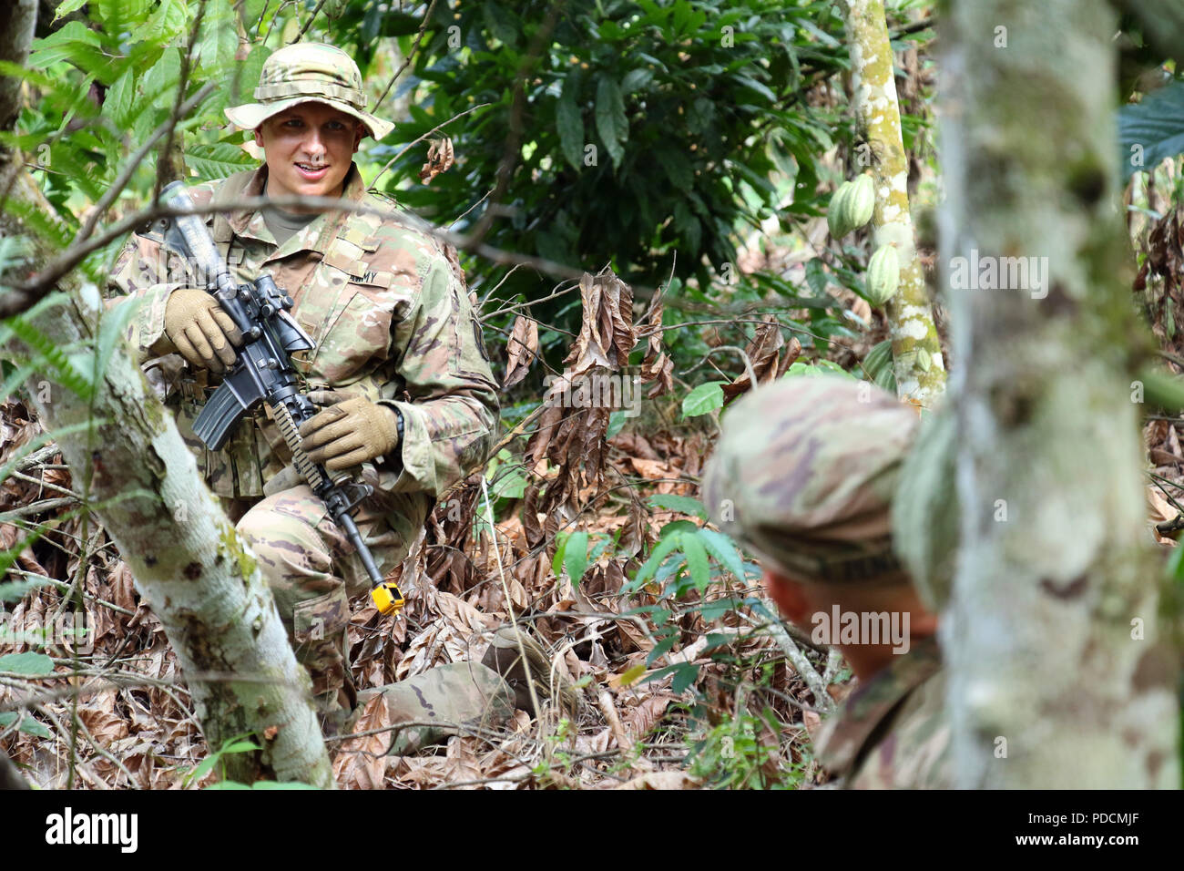 Us-Armee Soldaten Relais mission Informationen zu einem anderen während Jungle Warfare School an Achiase Militärbasis, Akim Achiase, Ghana, 4. August 2018. Die Jungle Warfare School ist eine Reihe von situativen Übungen entwickelt, die Teilnehmer in die Train-Aufstand und die innere Sicherheit. (U.S. Armee Foto: Staff Sgt. Brandon Ames) Stockfoto