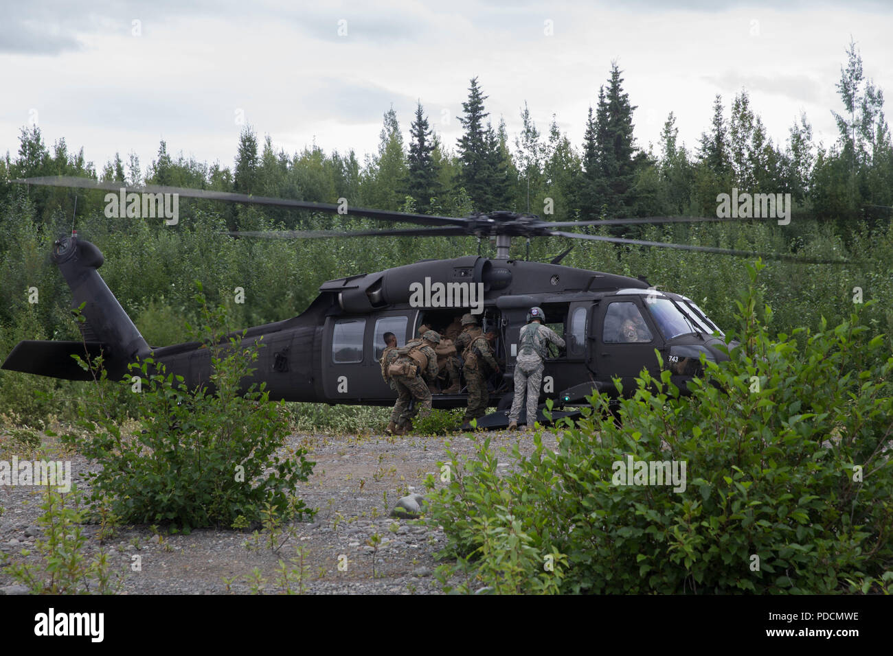 Marines mit Charlie Company, 1.Bataillon, 23 Marine Regiment, konkurrieren in der 4. Marine Division jährliche Rifle Squad Wettbewerb, ein U.S. Army Sikorsky UH-60 Black Hawk bei Joint Base Elmendorf-Richardson, Anchorage, Alaska, Aug 3, 2018. Super Squad Wettbewerbe wurden entwickelt, um eine 14-Mann Infanterie Squad in ein weites Feld und Live-fire Evolution zu bewerten. (U.S. Marine Corps Foto von Lance Cpl. Samantha Schwoch/freigegeben) Stockfoto