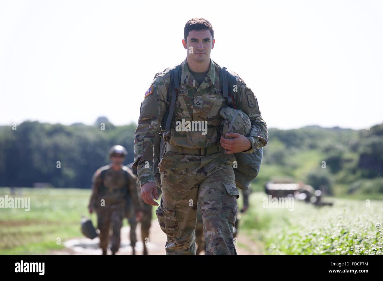 Eine Gruppe von US-Armee Fallschirmjäger trägt ihre MC-6 Fallschirme aus der Burg Drop Zone nach einem Sprung in der Luft während Leapfest 2018 West Kingston, RI., 5. August 2018. Leapfest ist der größte und am längsten bestehende, internationale statische Linie Fallschirm Training und Wettbewerb veranstaltet vom 56. Truppe den Befehl, Rhode-Island Army National Guard hohe technische Ausbildung zu fördern und Korpsgeist innerhalb der internationalen Gemeinschaft in der Luft. (U.S. Armee Foto: Staff Sgt. Austin Berner) Stockfoto