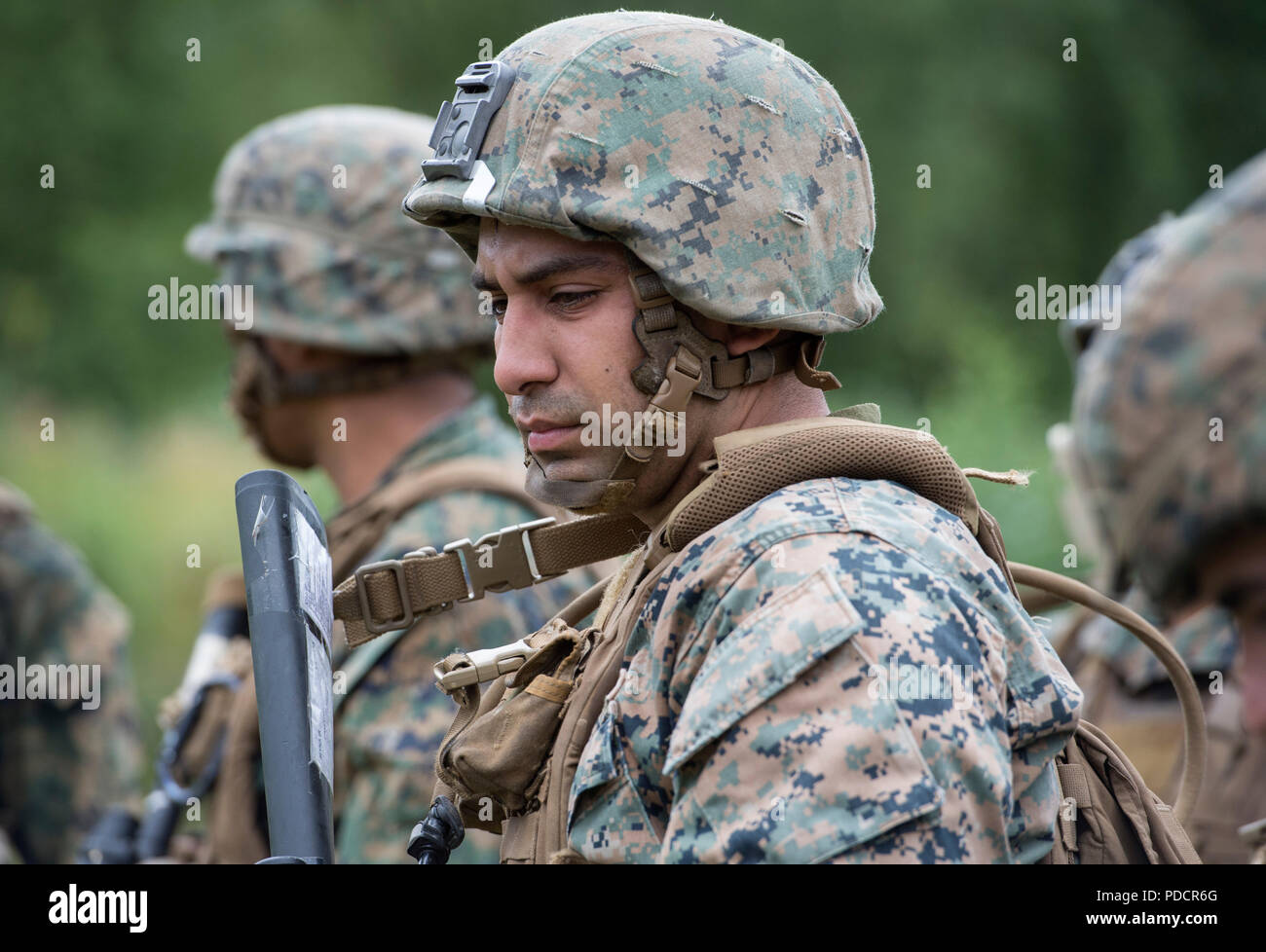 Us Marine Corps Lance Cpl. Javier Reyna jr., Charlie Company, 1.Bataillon, 23 Marine Regiment zugeordnet, wartet eine Live-Brand führen, während in der 4. Marine Division Super Squad Wettbewerb Teilnahme an Joint Base Elmendorf-Richardson, Alaska, Aug 6, 2018 statt. Während der mehrtägigen Wettbewerb, Gruppen von 1. und 3 Bataillonen, 23 Marine Regiment und 1 Bataillon, 24 Marine Regiment, übte ihre technischen und taktischen Fertigkeiten durch konkurrierende in Veranstaltungen, offensive/defensive Operationen hervorgehoben, patrouillieren Techniken, die Bekämpfung der Treffsicherheit, physische enduranc Stockfoto