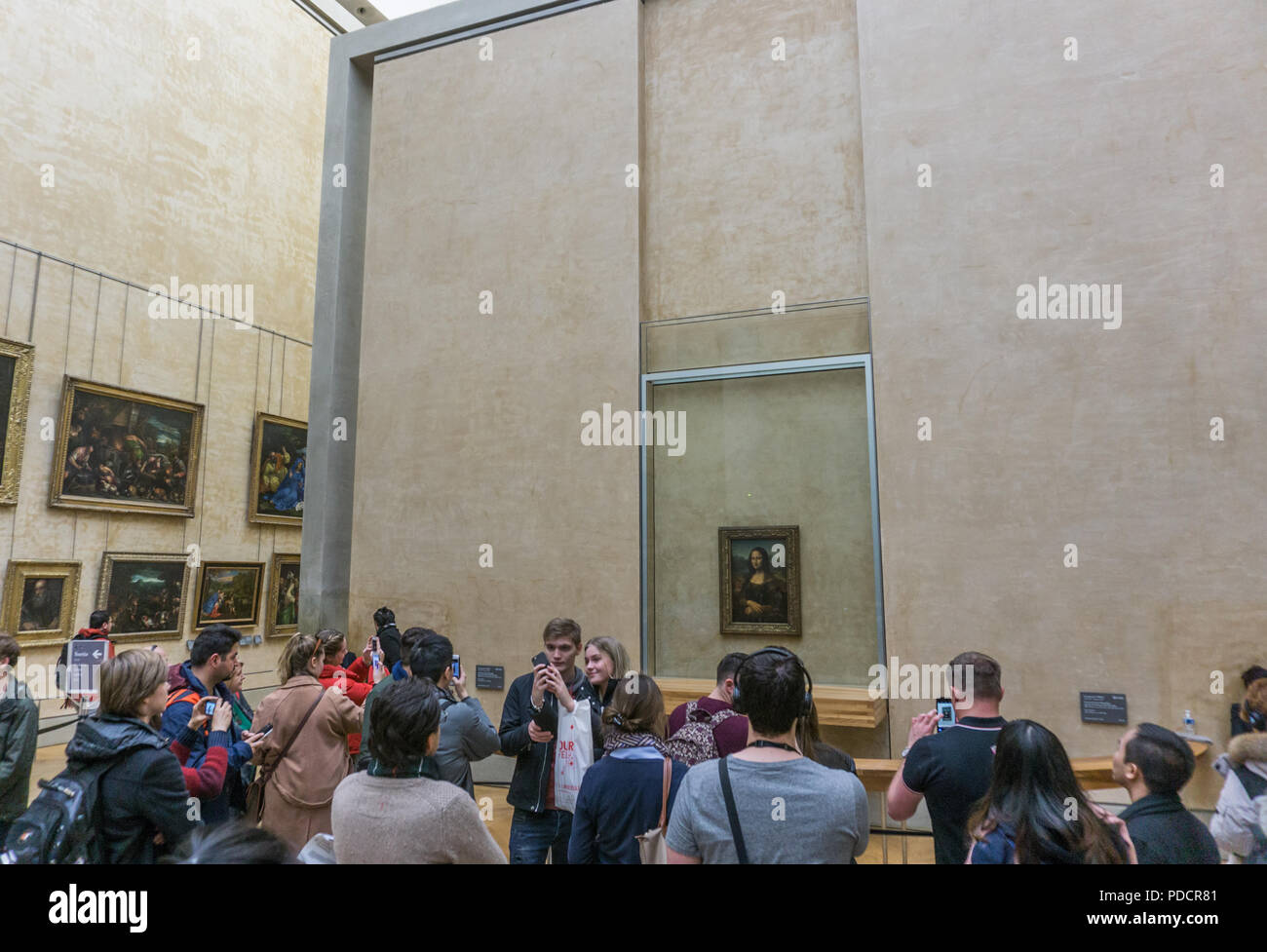 Masse Blick Auf Das Beruhmte Gemalde Mona Lisa Im Louvre Museum Stockfotografie Alamy