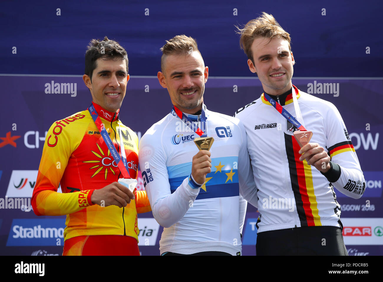 Gold medallist Belgien Victor Campenaerts (Mitte), Silber der Medaillenträger Spanien Jonathan Castroviejo (links) und Bronze Der medaillenträger Deutschland Maximilian Schachmann im Zeitfahren auf dem Podium am Tag sieben der 2018 Europameisterschaften im Glasgow Radfahren Road Race Course. Stockfoto