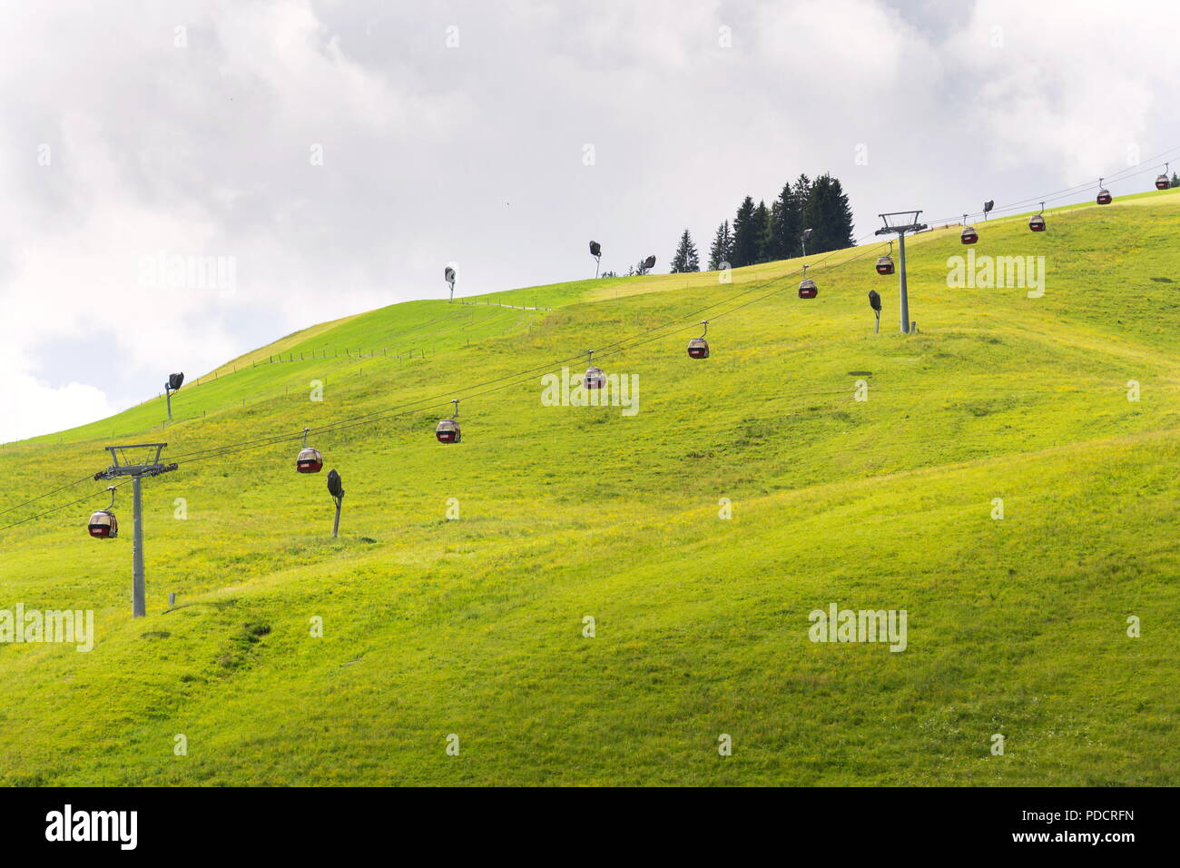 Alpen Berge Landschaft mit Zwolferkogel Seilbahn, Hinterglemm, Österreich Stockfoto