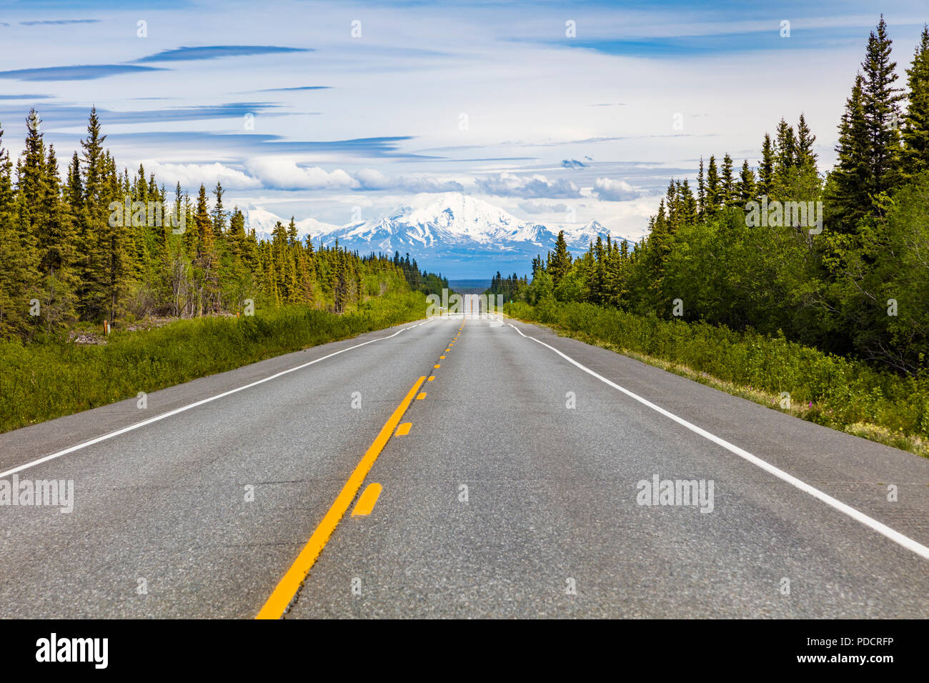 Gerade glatte Abschnitt des Glenn Highway zwischen Anchorage und Glennallen Alaska mit Wrangell Berge in der Ferne Stockfoto