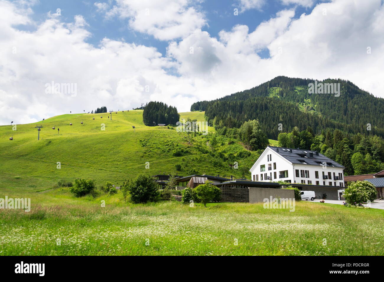 Alpen Berge Landschaft mit Zwolferkogel Seilbahn, Hinterglemm, Österreich Stockfoto