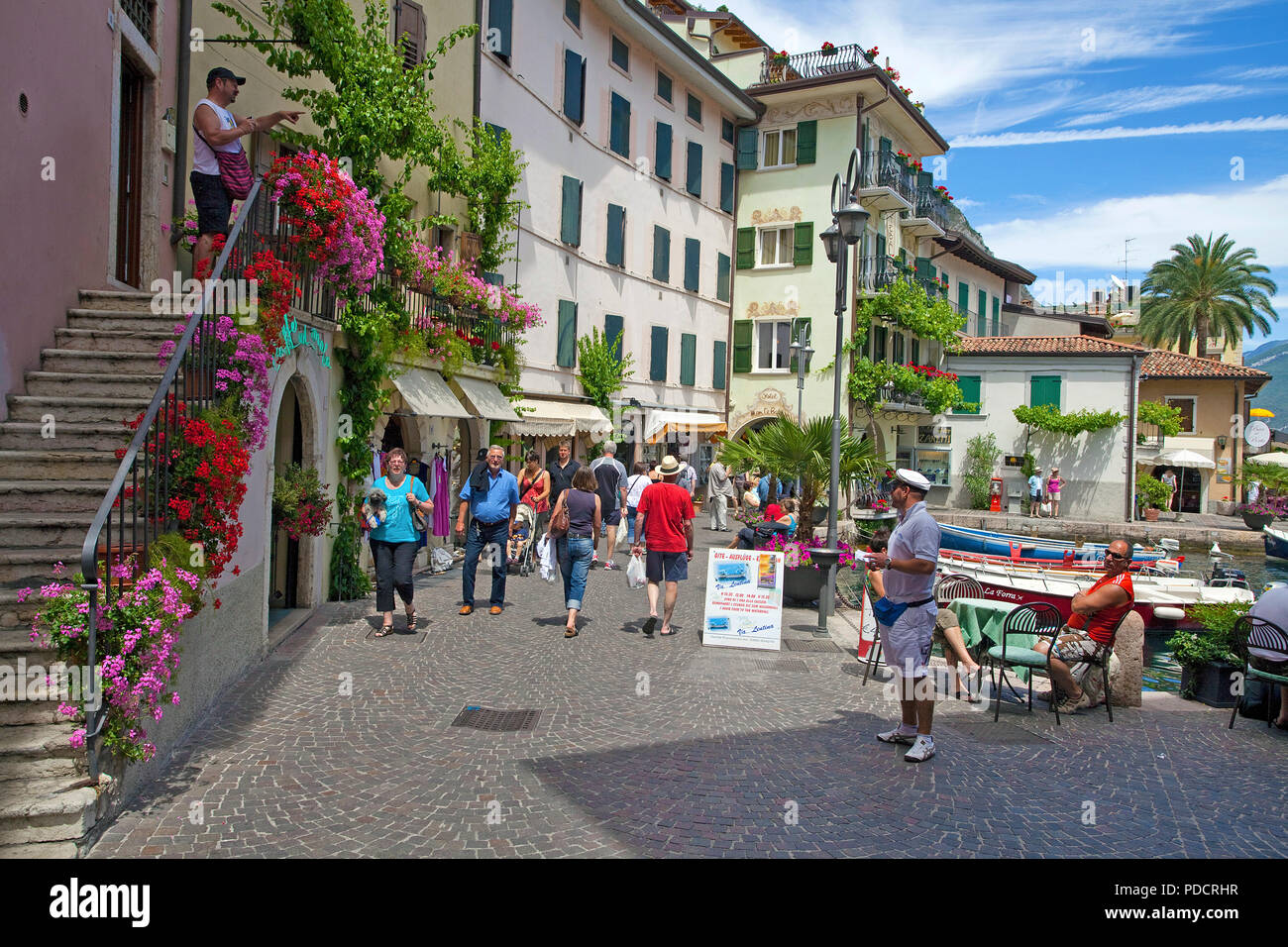 Seepromenade von Limone, Limone sul Garda, Gardasee, Lombardei, Italien | See Promenade in Limone, Limone sul Garda, Gardasee, Lombardei, Italien Stockfoto