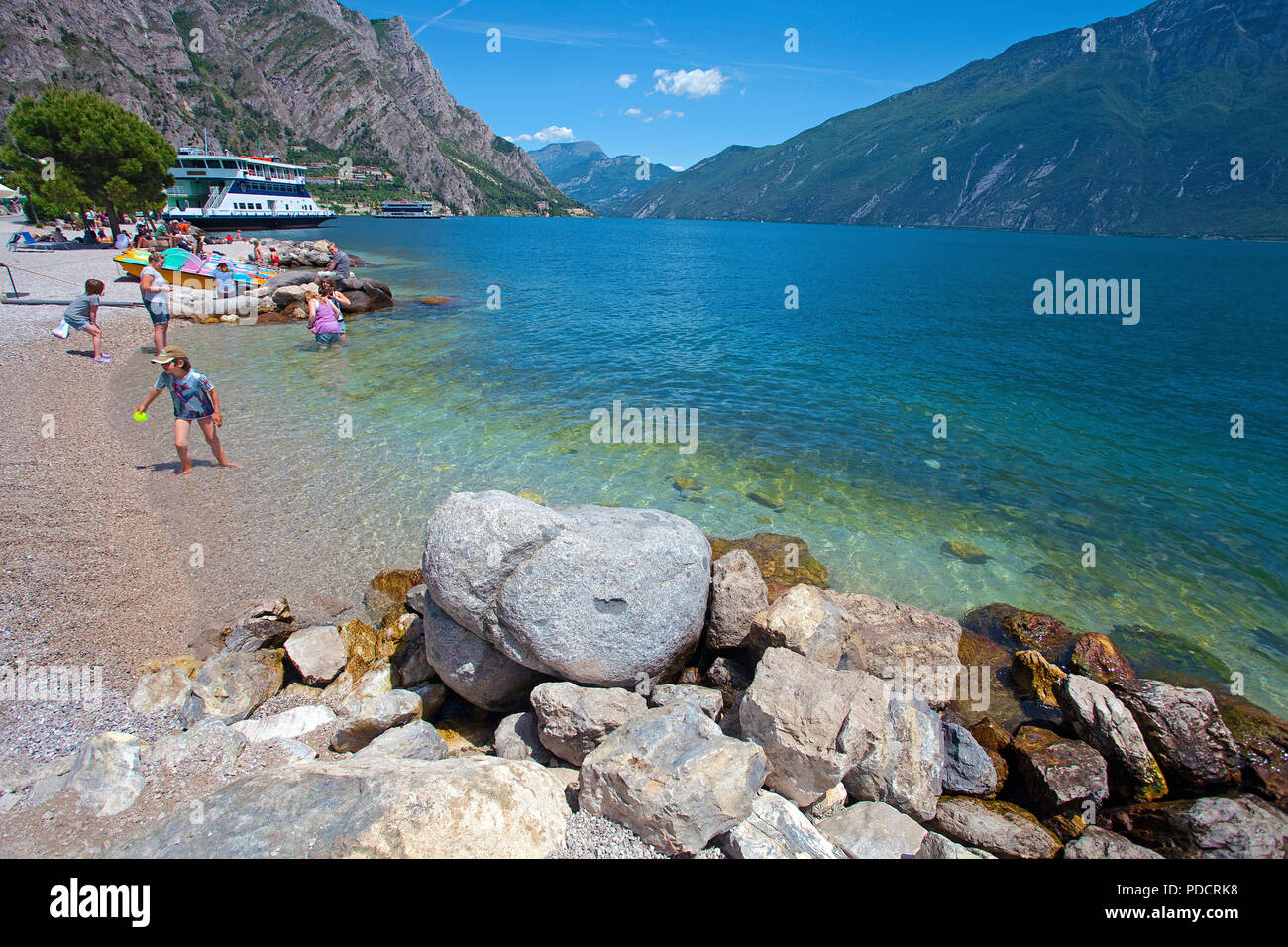Die Leute am Strand von Limone, Limone sul Garda, Gardasee, Lombardei, Italien Stockfoto