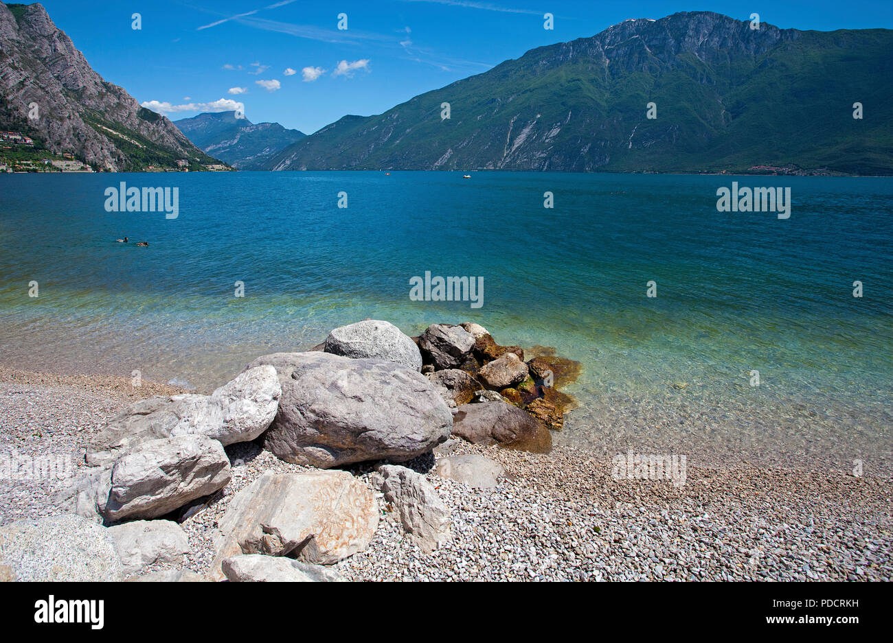 Strand von Limone, Limone sul Garda, Gardasee, Lombardei, Italien | Strand von Limone, Limone sul Garda, Gardasee, Lombardei, Italien Stockfoto