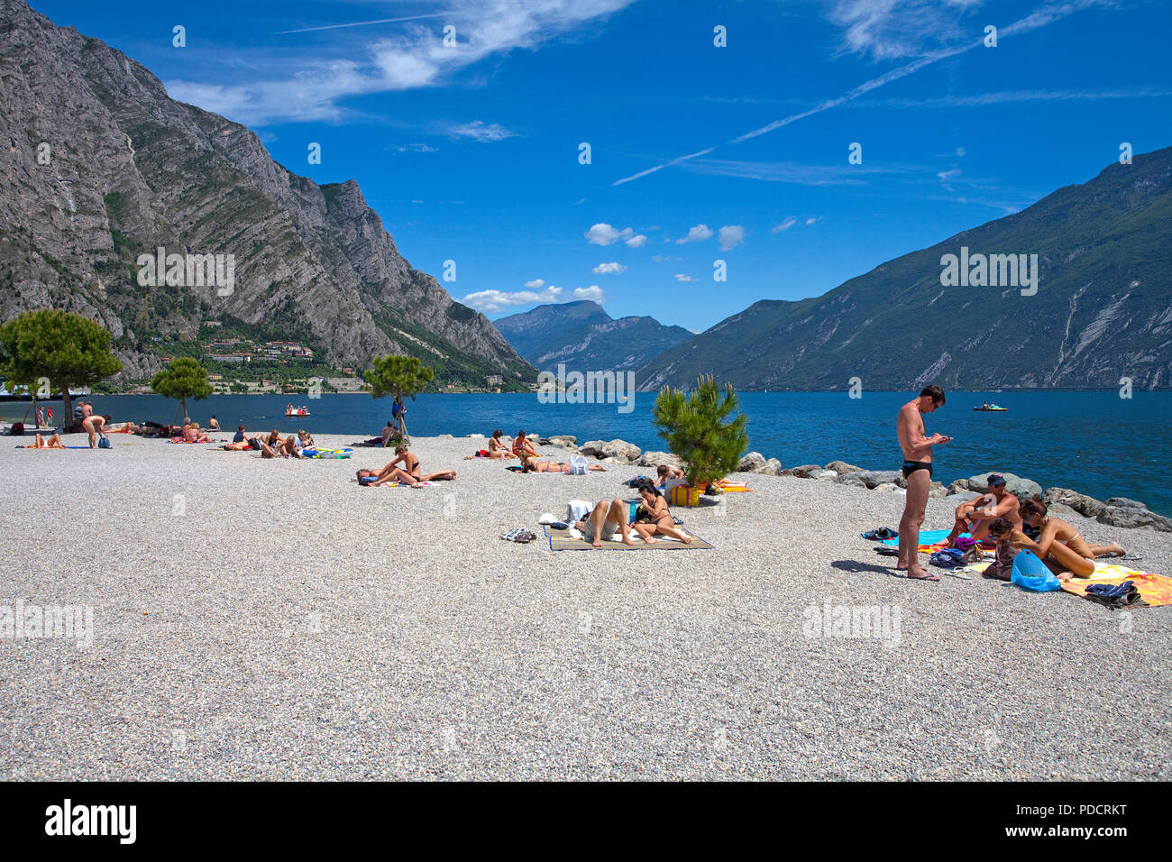 Die Leute am Strand von Limone, Limone sul Garda, Gardasee, Lombardei, Italien Stockfoto