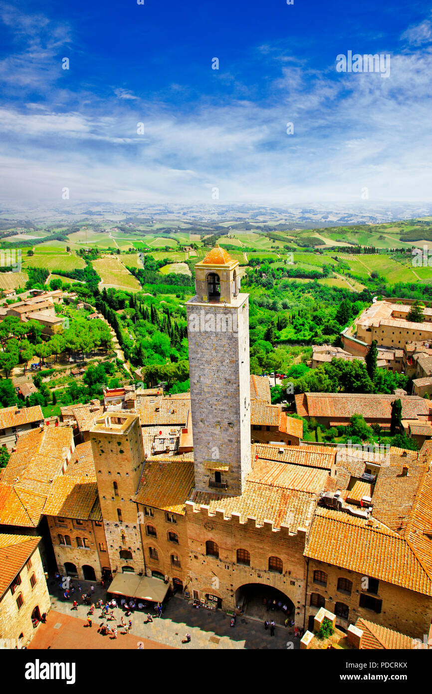 Einzigartige San Gimignano Dorf, mit traditionellen Häusern und Turm, Toskana, Italien. Stockfoto