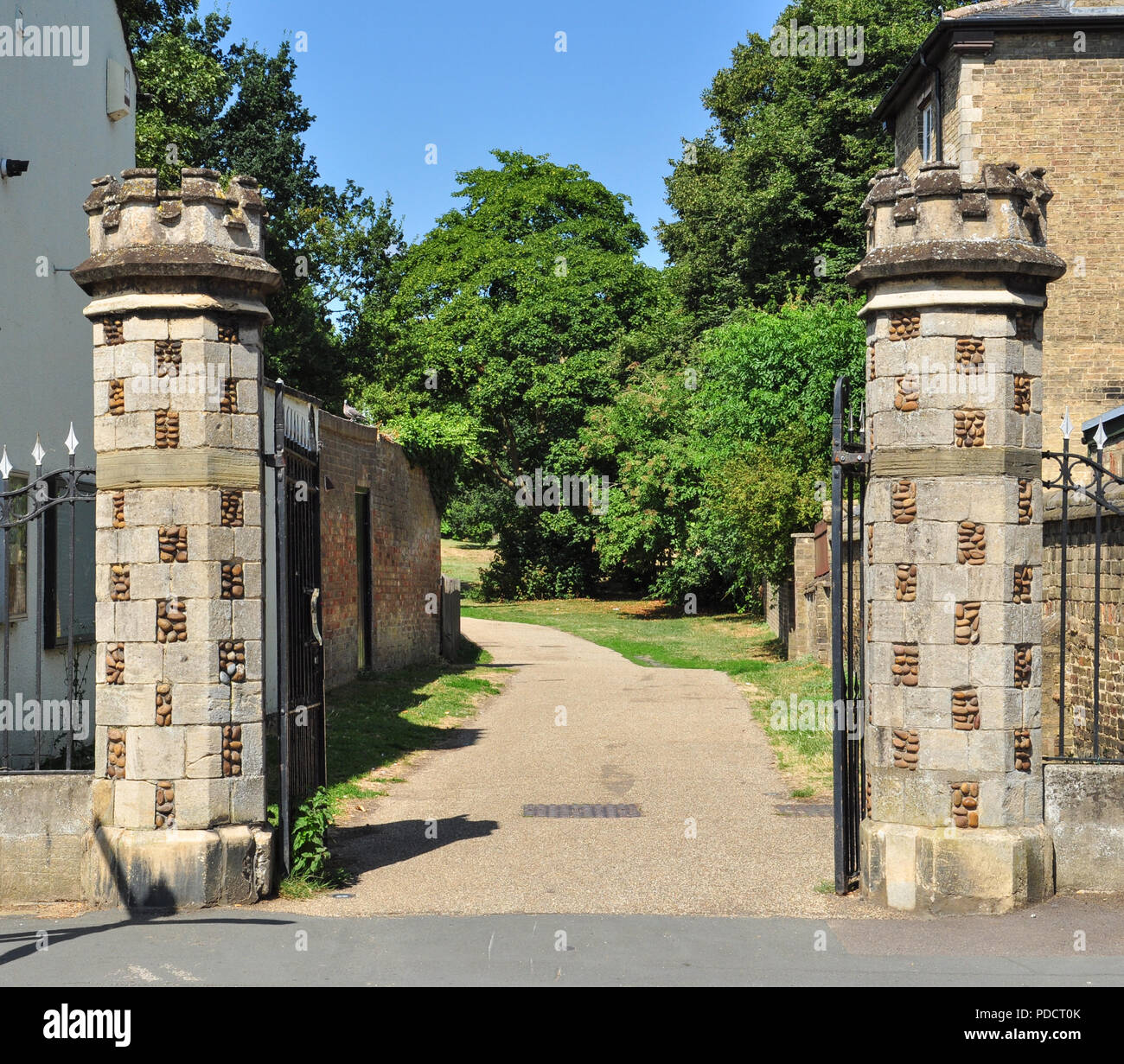 Alte gateway Eingang zum Park von Broad Street, Ely, Cambridgeshire, England, Großbritannien Stockfoto