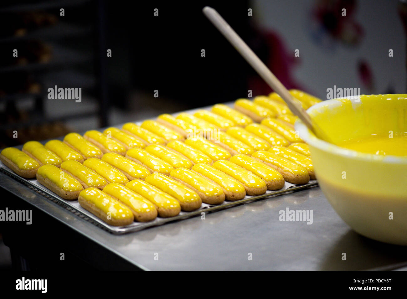 Die bunten eclairs an L'Eclair de Genie Küche Labor in Paris, Frankreich Stockfoto