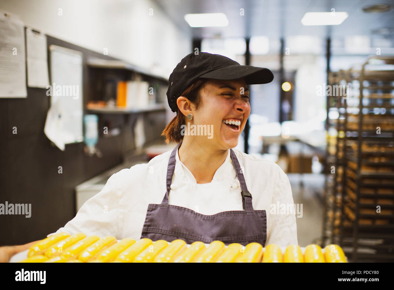 Die bunten eclairs an L'Eclair de Genie Küche Labor in Paris, Frankreich Stockfoto