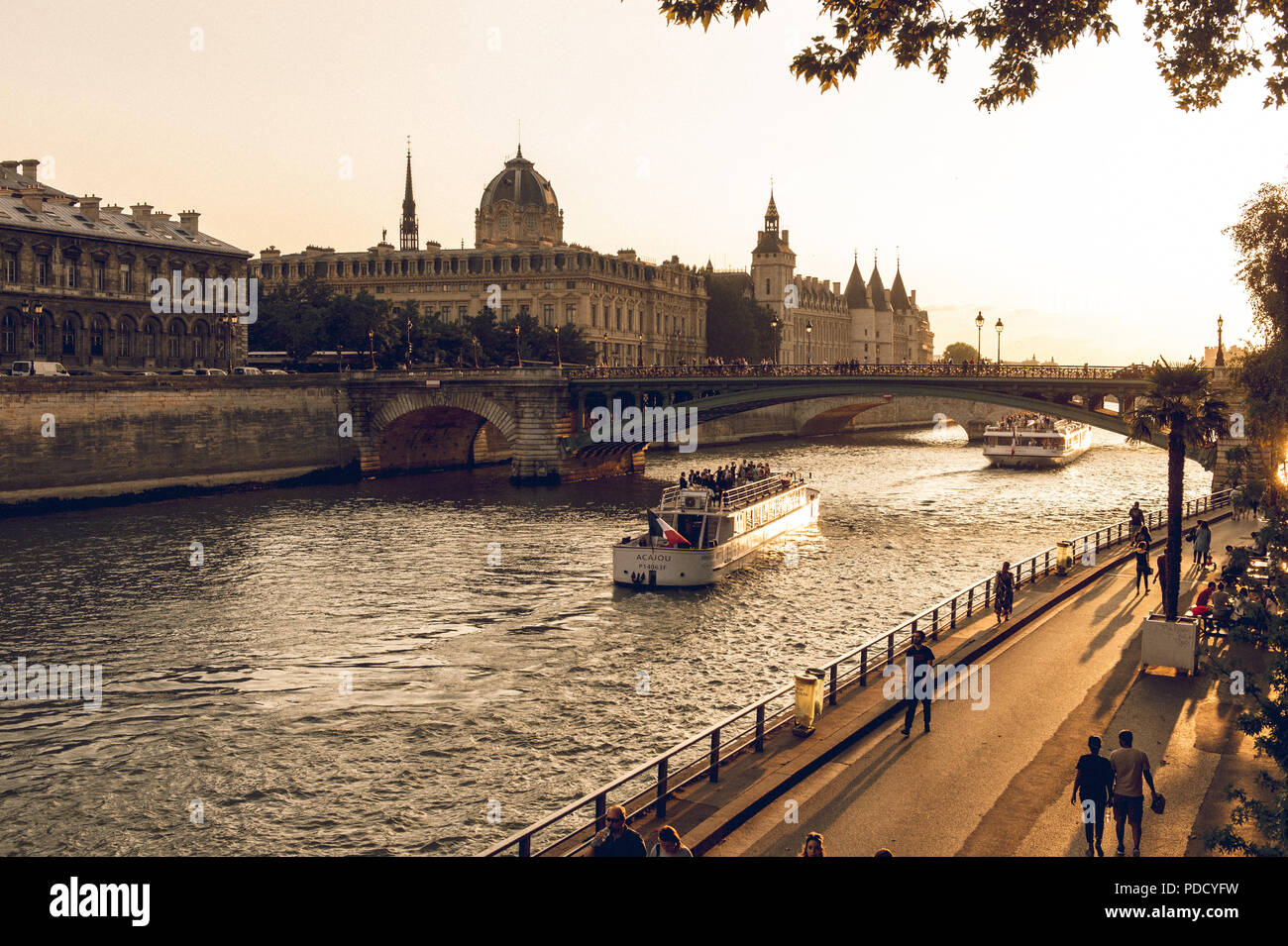 Der Parc Rives de seine ist ein beliebter Ort für Touristen und Einheimische, um am späten Nachmittag im Sommer an der seine zu spazieren. Stockfoto