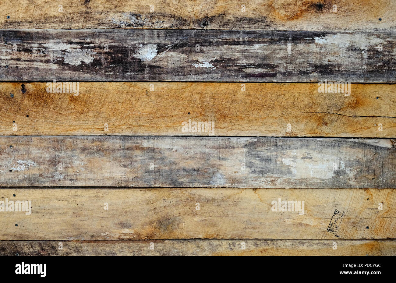 Verwittertes Holz an Gebäudewand Stockfoto