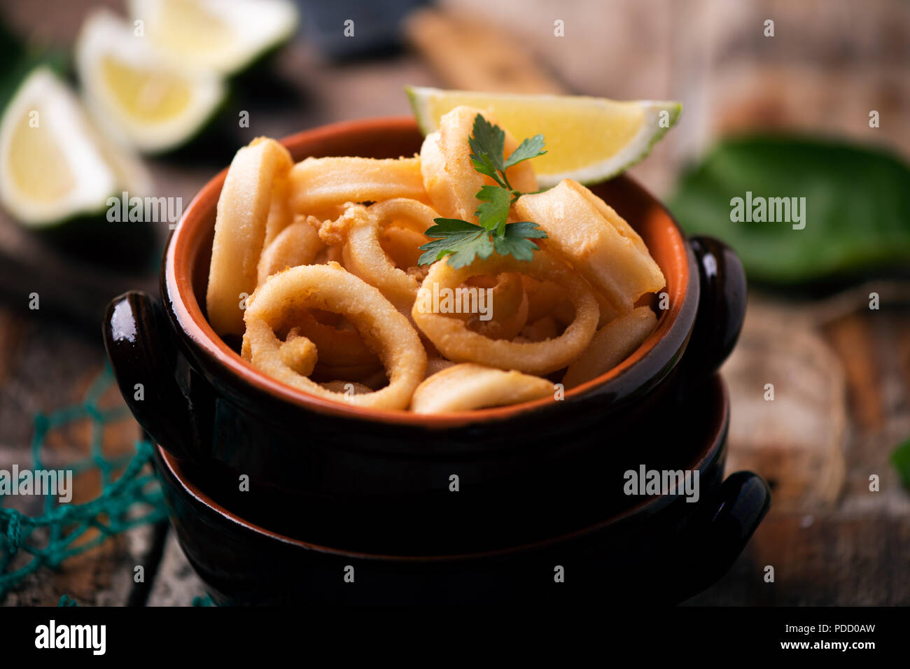 Frittierte calamari Squid serviert auf einem auflauf Pan Stockfoto