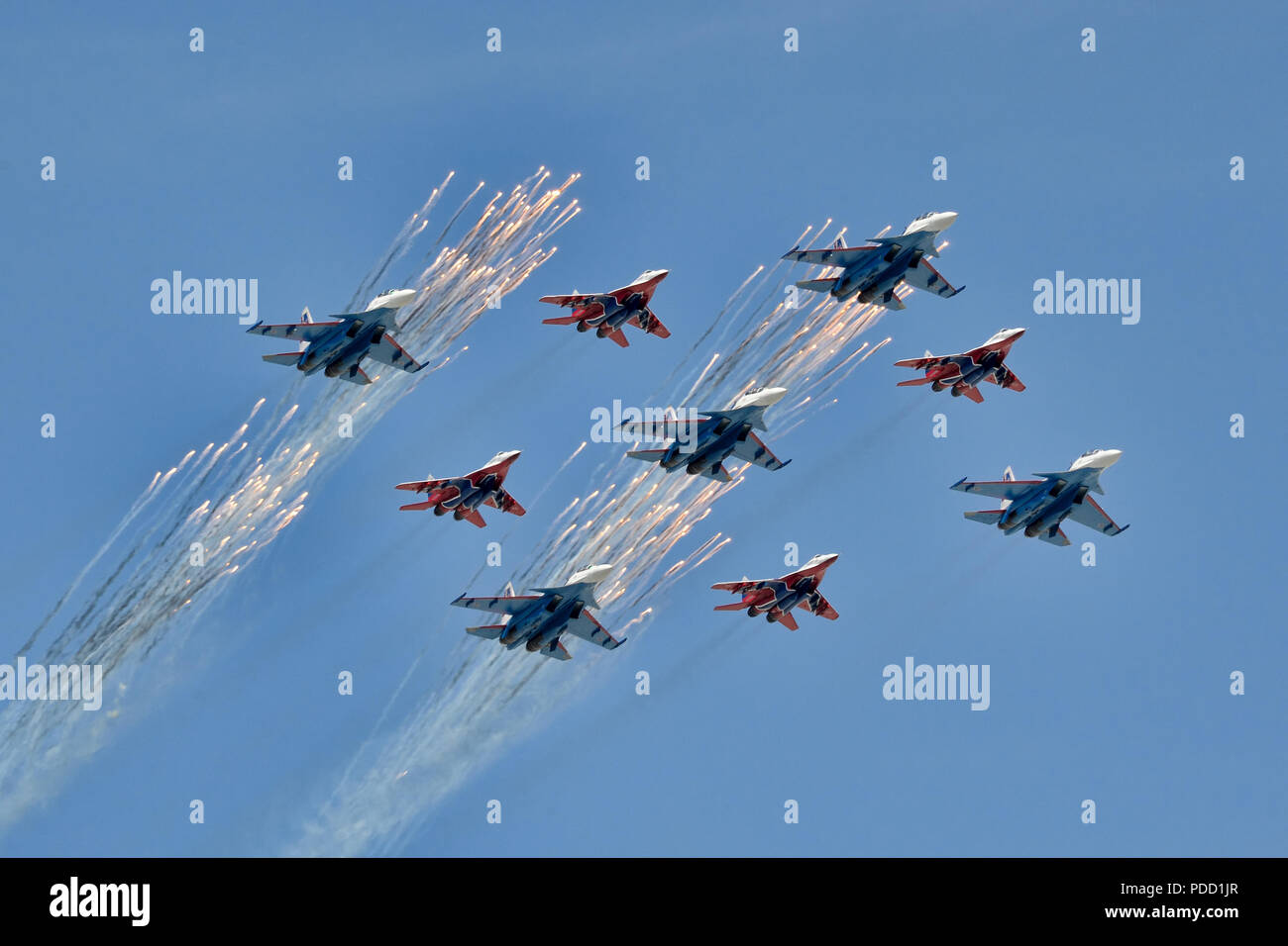 Russkiye Vityazi und Strizhi schießen Fackeln Stockfoto