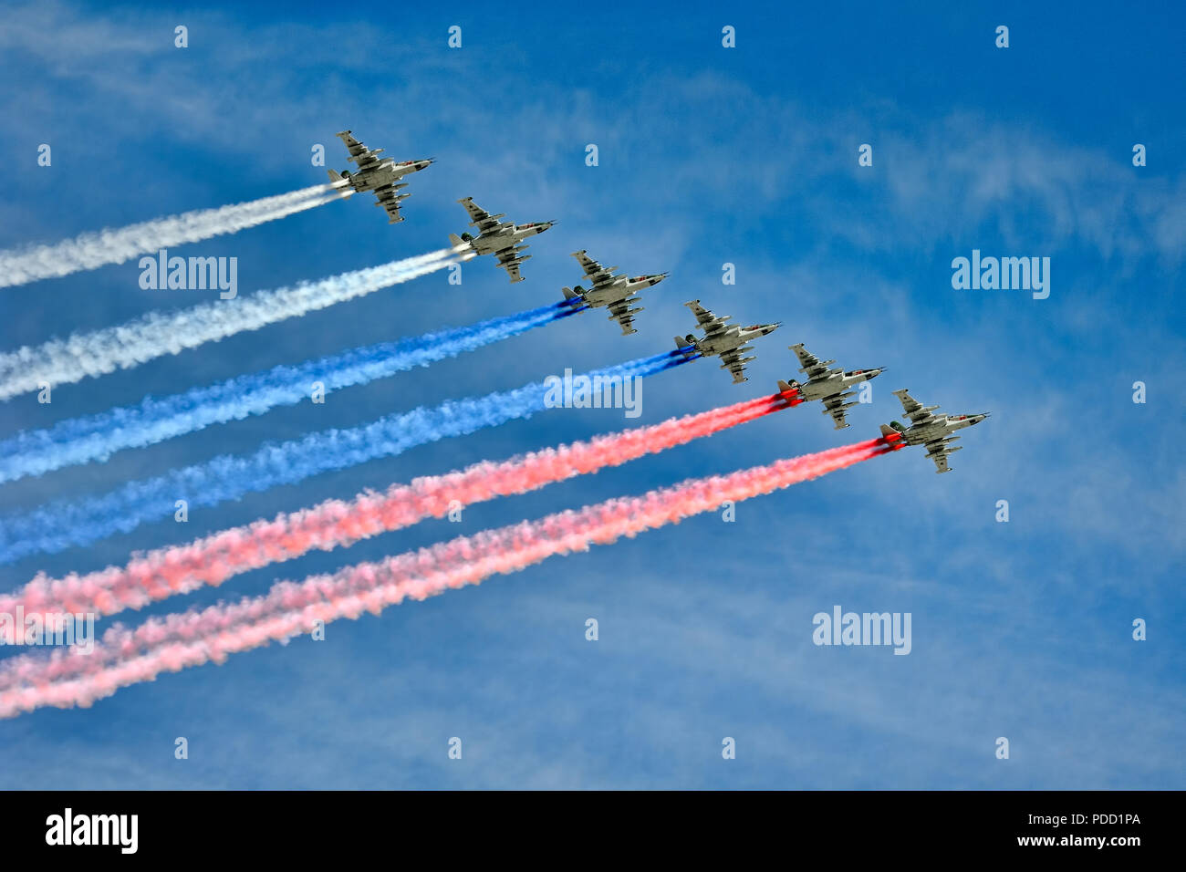Kampfjets Su-27 Trail in den Farben der russischen Flagge (Winkel) Stockfoto