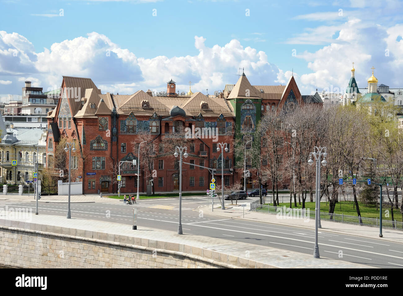 = Pertsov's Haus auf Prechistenskaya Damm im Frühjahr = Blick auf Pertsov's House von patriarchat Brücke an einem sonnigen Frühlingstag. Die revolutiona Stockfoto