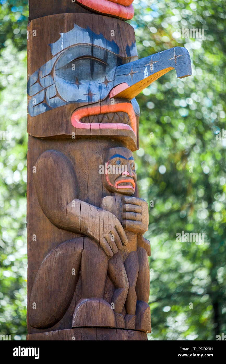 Zeder und Lachs Totem Pole an der Alten Angeln Loch Kent Seattle, Washington USA am 05.07.2018 Stockfoto