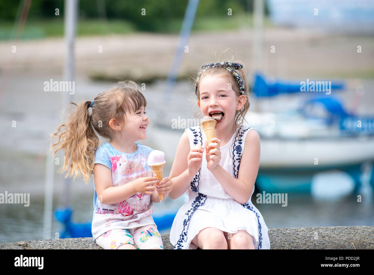 Crammond Wetter Eiscreme Cara culshaw 4 und Sophia auld 7 aus silverknowes Stockfoto