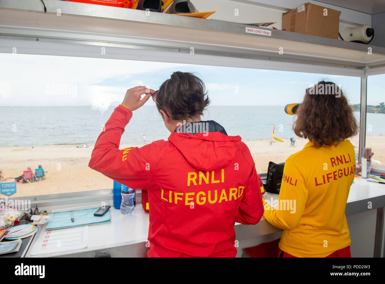 RNLI Beach Rettungsschwimmer, Silversands Beach Aberdour, Rachael Donald und Tamzin Mcqueenie (Logenhaare) Stockfoto