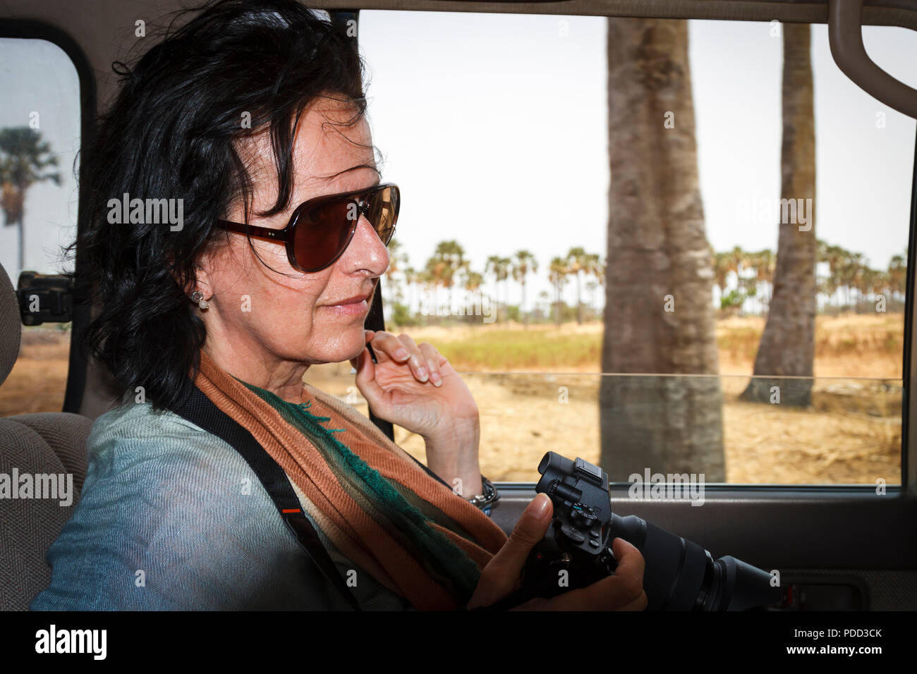 Senegal, Afrika - 24. April 2016: Frau auf Safari in Afrika in einem 4 Rad tauchen Auto bereit zum Aufnehmen von Bildern. Stockfoto