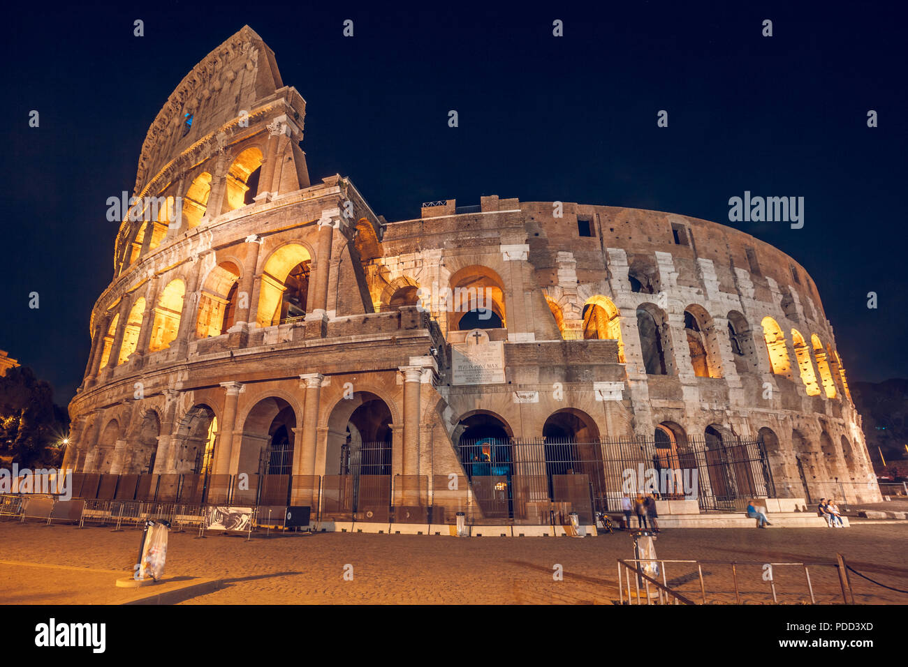 Römischen Kolosseum (Kolosseum) in der Nacht, eine der wichtigsten Städte in Rom. Italien. Stockfoto