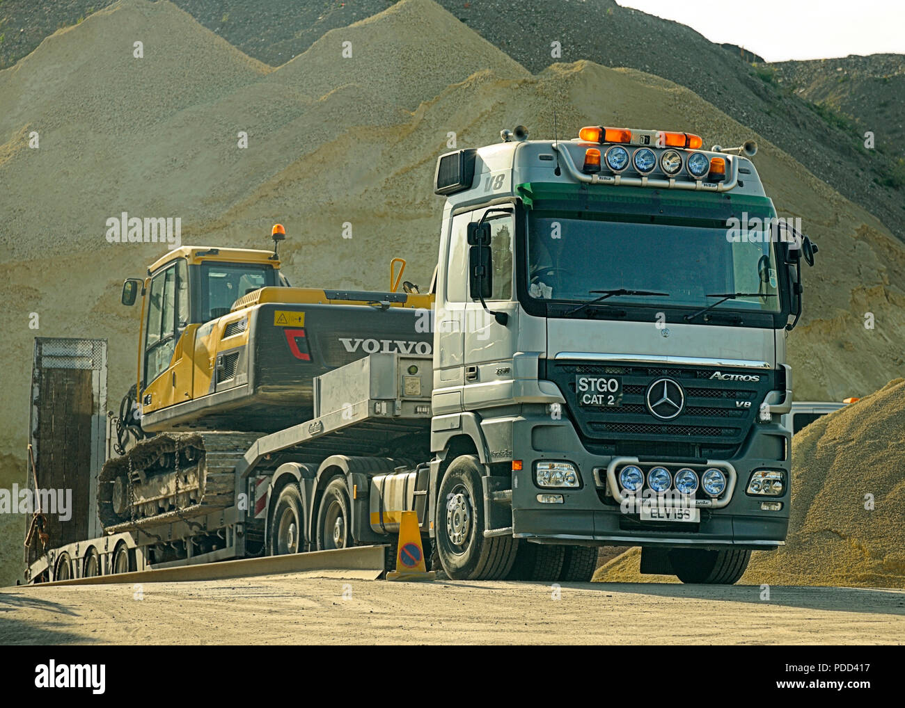 Mercedes Benz Lkw Actros In Einem Steinbruch Geparkt Abschleppen Biberschwanz Tieflader Mit Volvo Bagger An Bord Stockfotografie Alamy