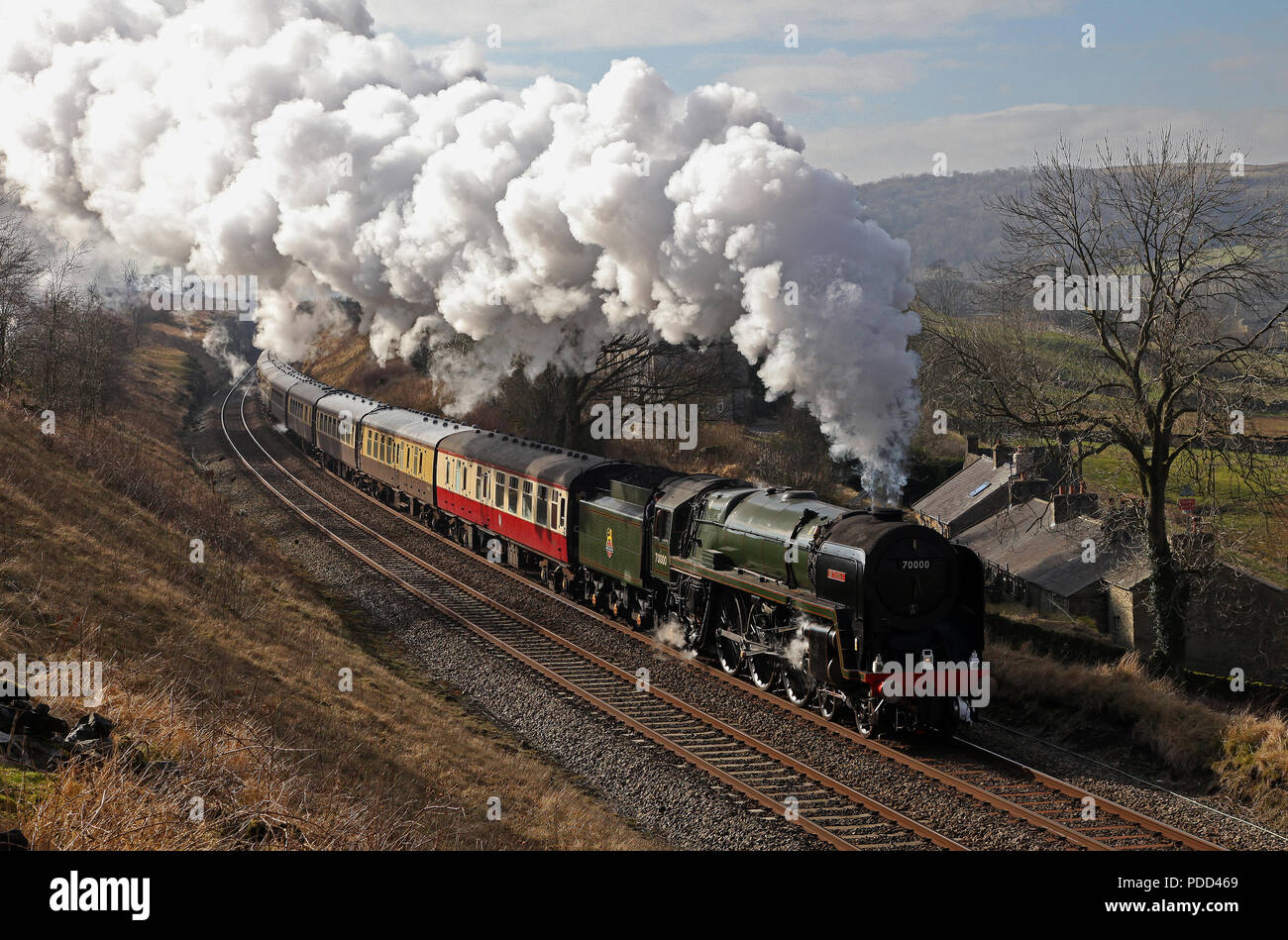 70000 Britannia Köpfe Vergangenheit Langcliffe am 2.3.13 auf die Settle and Carlisle Railway. Stockfoto