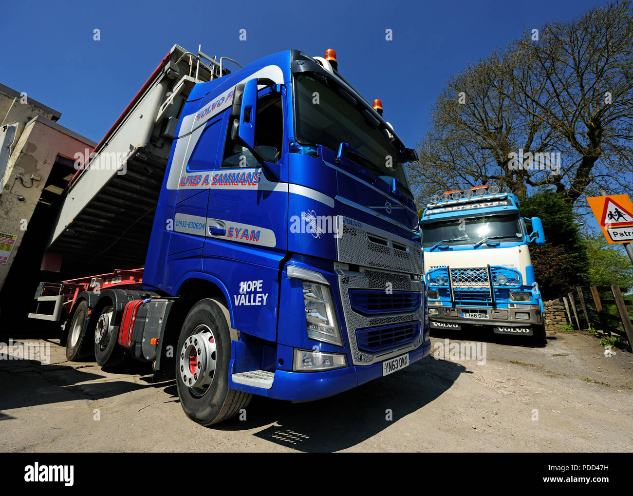 Zwei Volvo Lkw in einem Derbyshire Spedition Hof geparkt Stockfoto