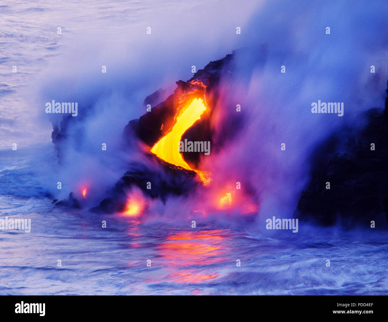 Lava, Fließen, Kilauea, Hawaii. Lava schlagen Ozean und Kühlung Stockfoto