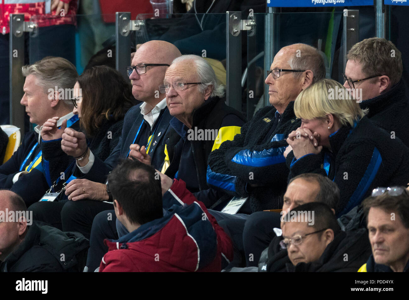 König Carl XVI Gustaf von Schweden watching US-Team vs Team Schweden konkurrieren in der Curling Spiel mit der Goldmedaille bei den Olympischen Winterspielen PyeongChang 2018 Stockfoto