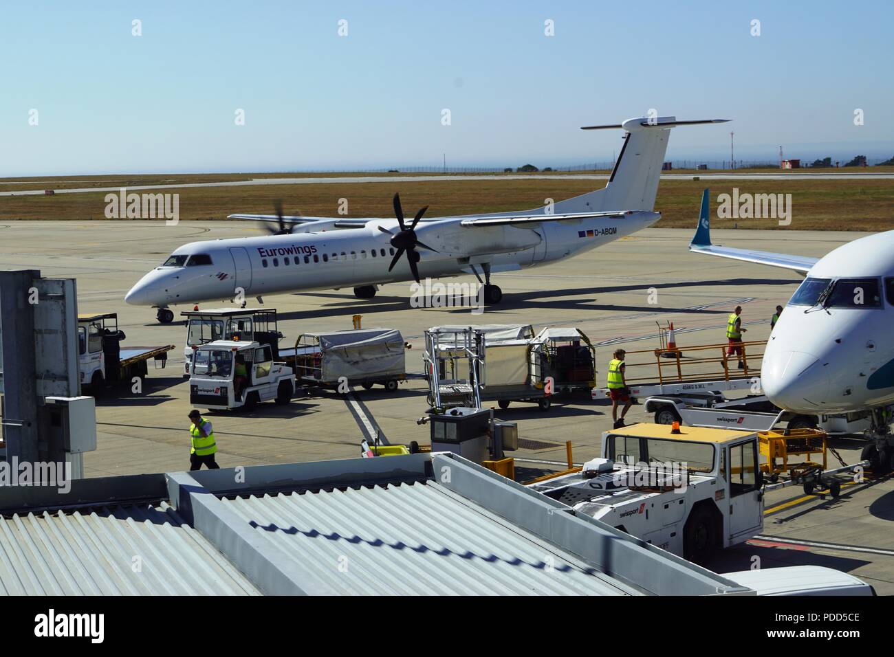 Bombardier DHC 8-Q400 D-ABQM der Eurowings kommt am Flughafen Jersey Stockfoto
