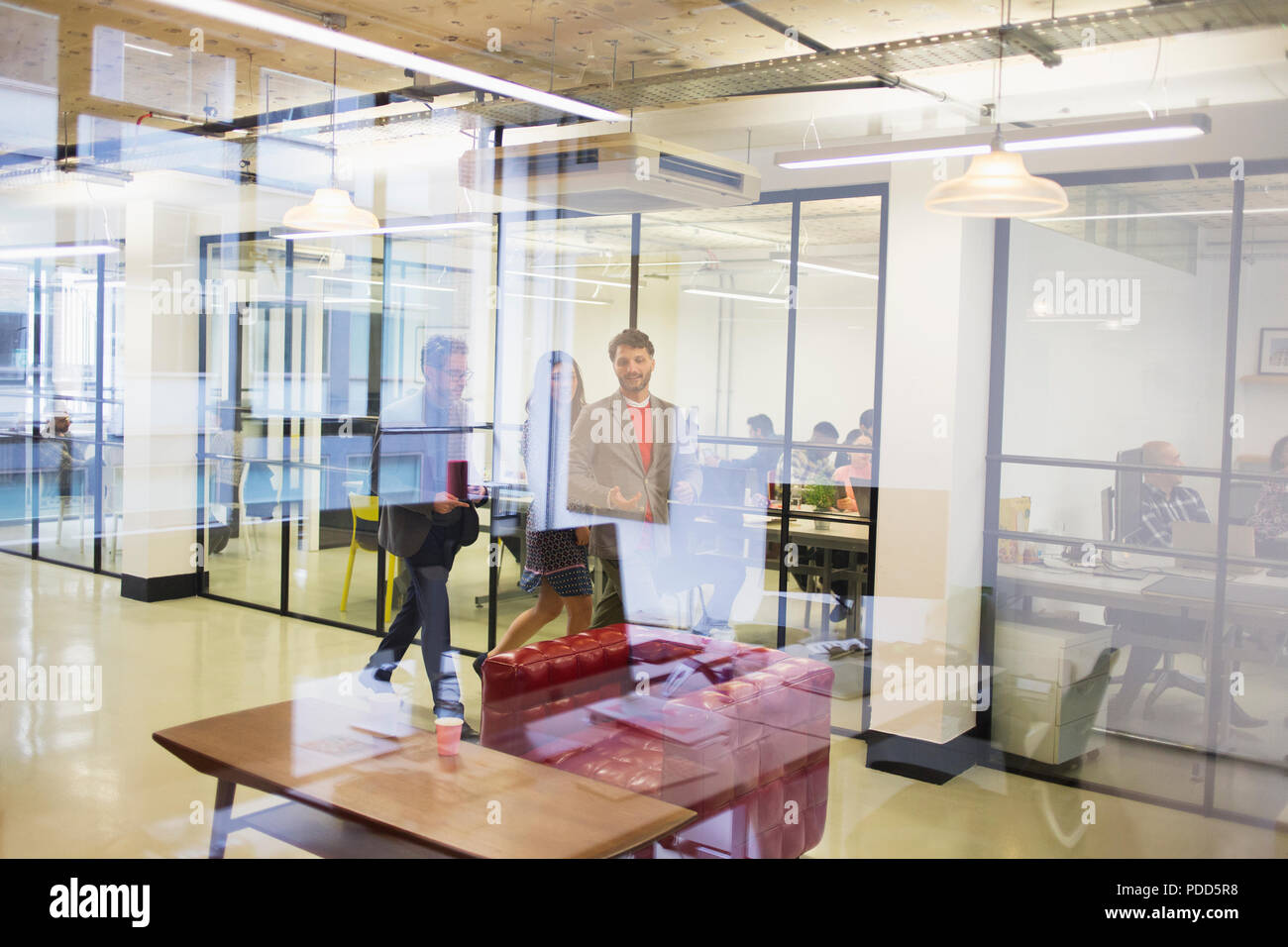 Geschäftsleute gehen im Büro Stockfoto