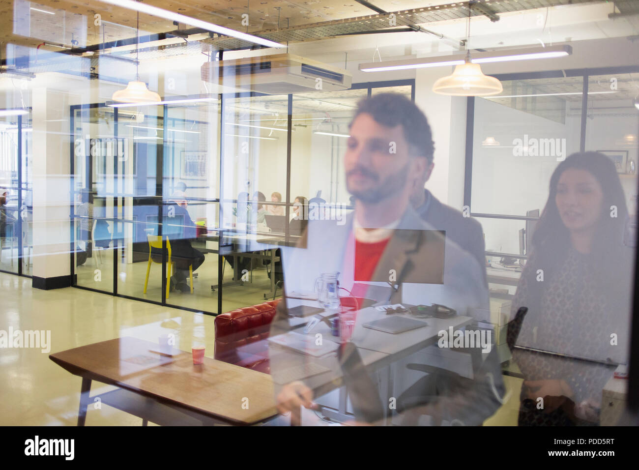 Geschäftsleute im Büro Stockfoto