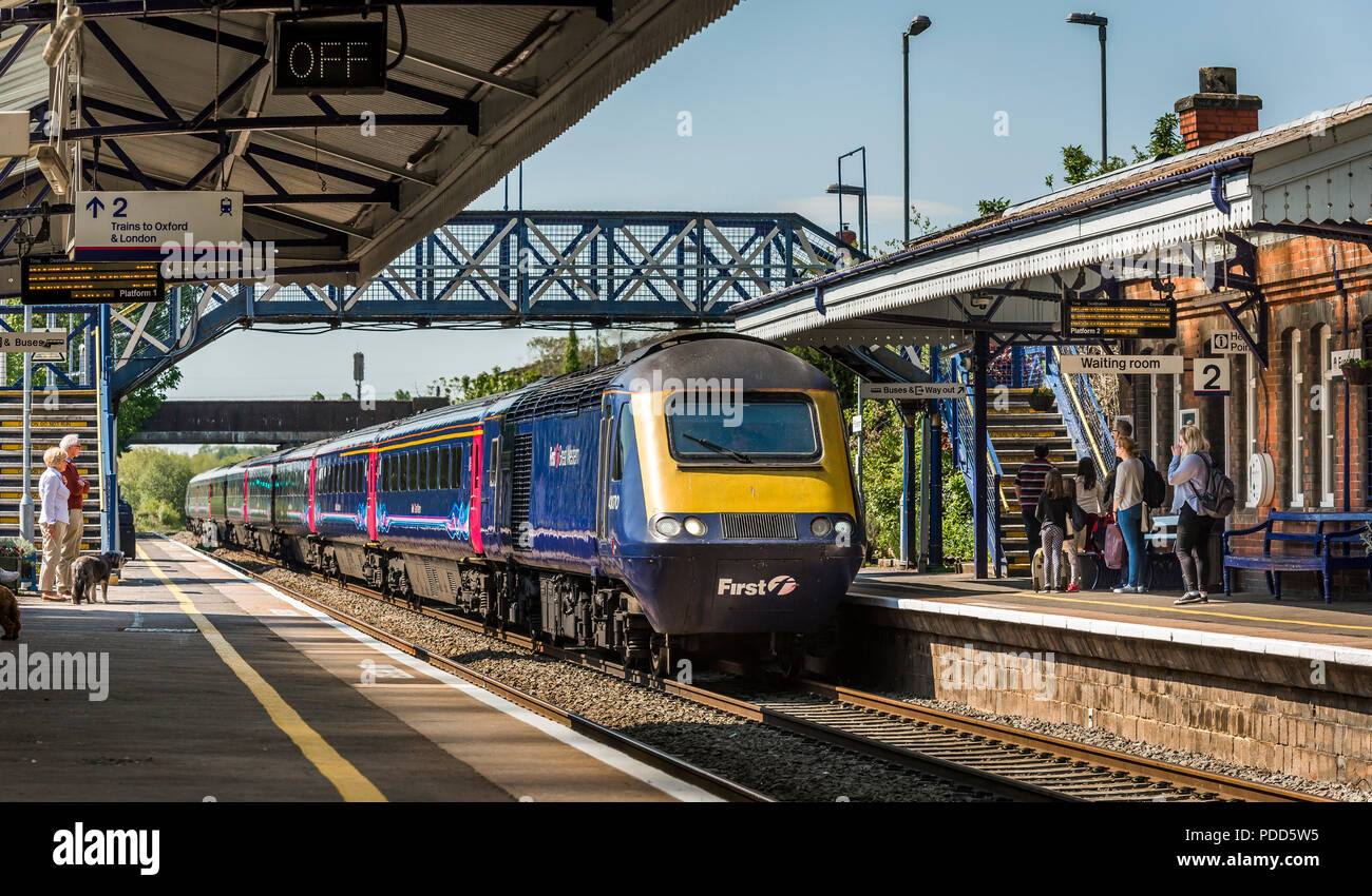 Passagiere, die auf die Plattform als Klasse 43 Zug in First Great Western Livree in einem Bahnhof zieht. Stockfoto