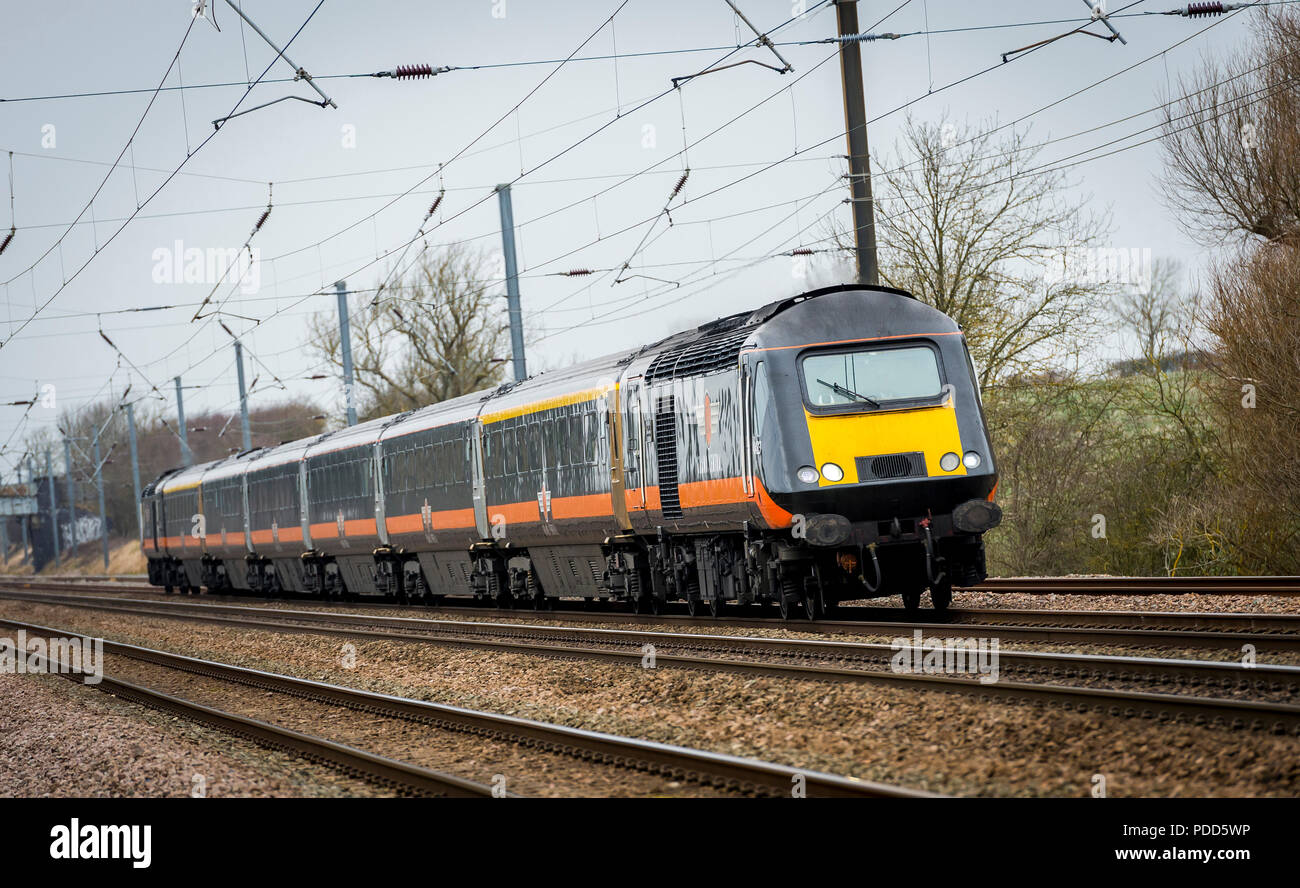 Klasse 43 Zug in Grand Central livery Beschleunigung entlang der Strecke in Großbritannien. Stockfoto