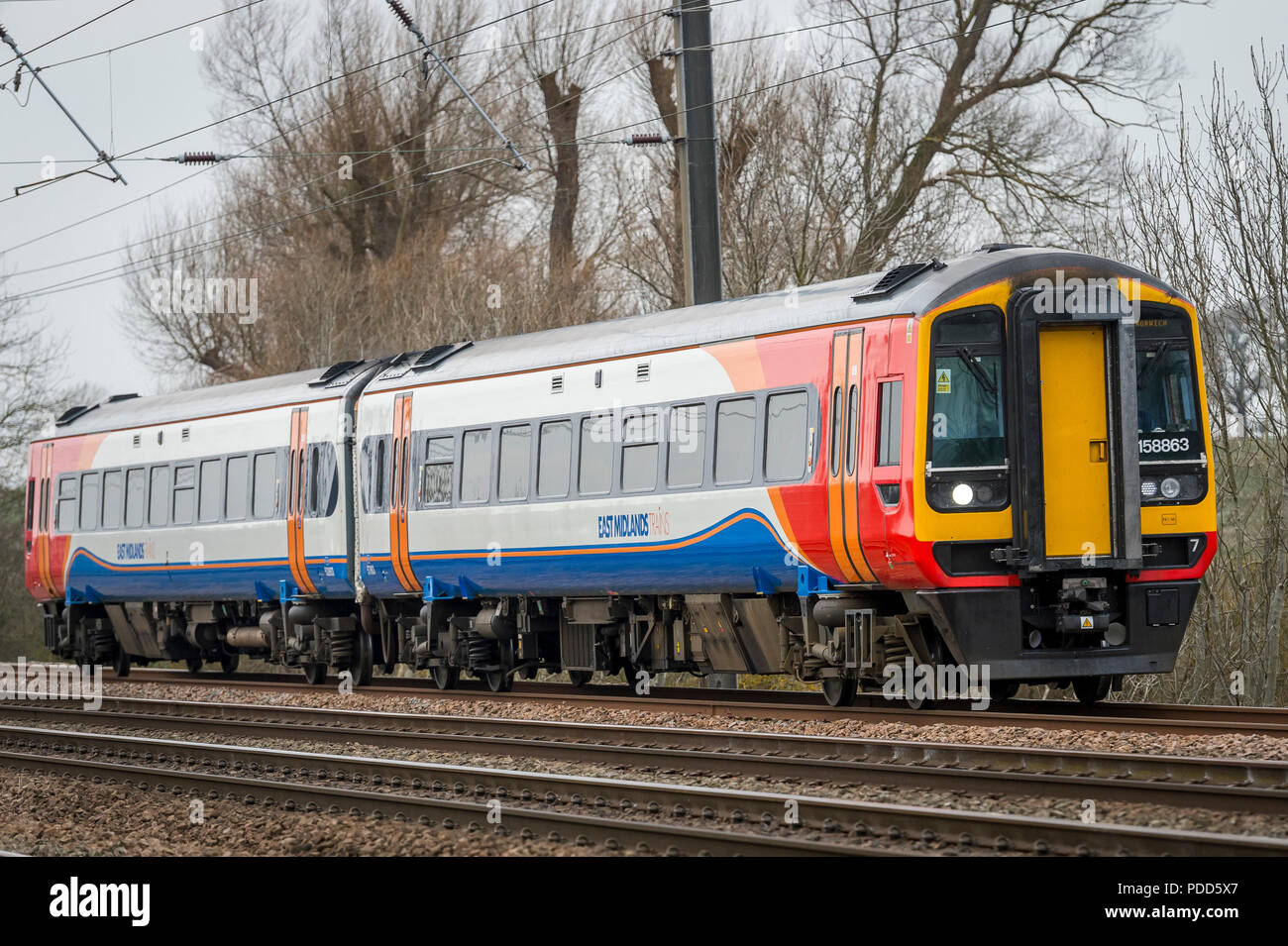 Klasse 158 Zug in East Midlands Trains Lackierung durch die englische Landschaft reisen. Stockfoto