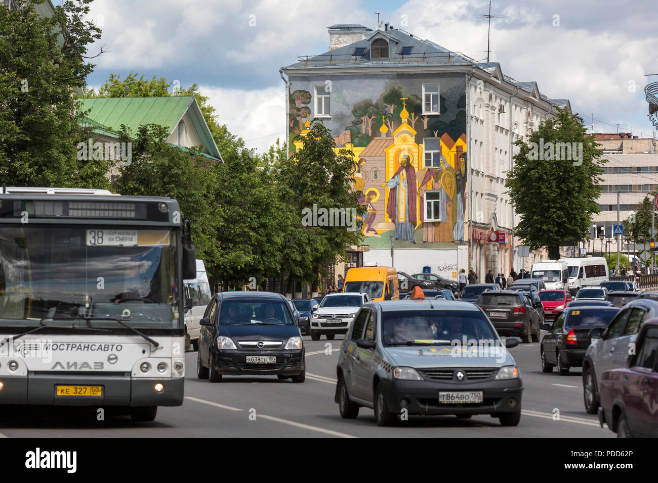 Blick auf die Hauptstraße Sergiev Posad Stadt - Aussicht Rred Armee auf Sommer Tag, Russland Stockfoto