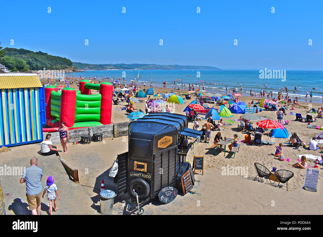 Voll Besetzt Sommer Strand Szene In Saundersfoot Pembrokeshire