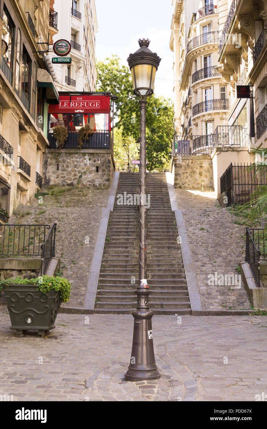 Paris Montmartre Straße - Treppe zum Refuge Cafe auf der Rue Lamarck in Montmartre, Paris, Frankreich, Europa. Stockfoto