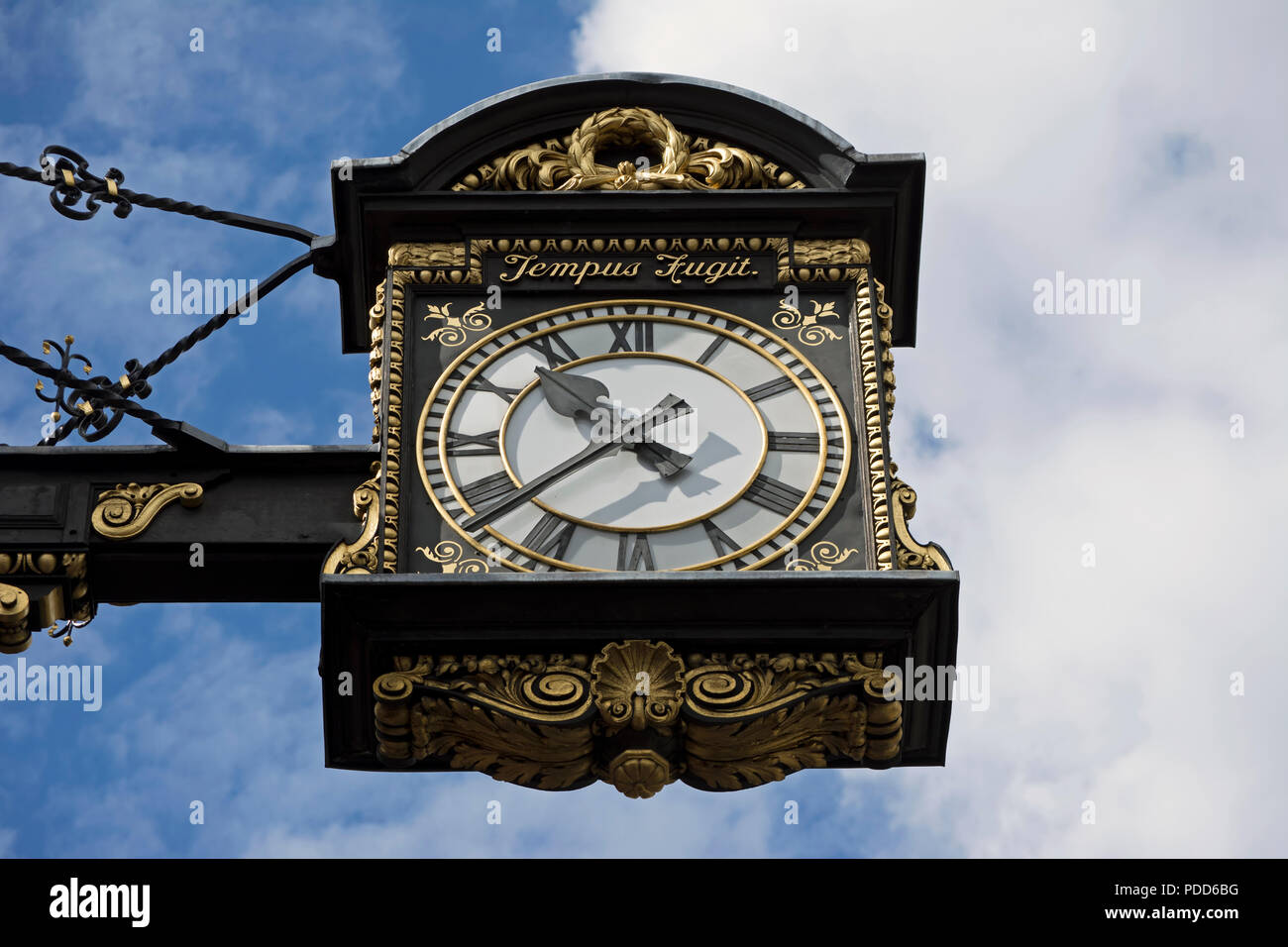 Hängende Uhr außerhalb der 1908 Chelsea Old Town Hall, Chelsea, London, England, mit lateinischer Inschrift tempus fugit, oder die Zeit vergeht Stockfoto